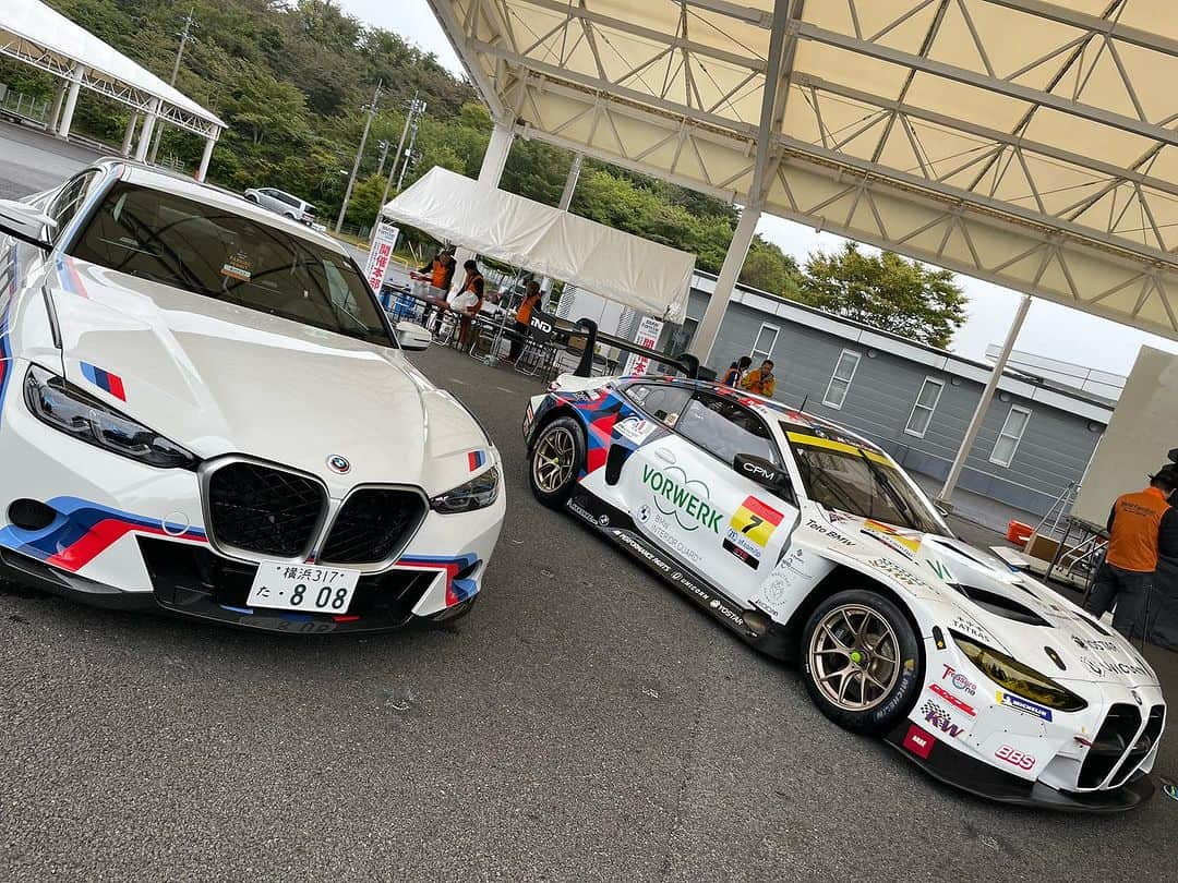 柳田真孝さんのインスタグラム写真 - (柳田真孝Instagram)「. BMW Familie @富士  沢山のBMWオーナー、ファンの方が集まっていました。  体験走行やTeam Studieのトークショー！  そして、 @yasuakibobsuzuki 監督の世界限定50台の希少な3.0CSLにもサプライズで乗せて頂きました。そんな車を雨でも乗せくれるBobさん、本当に凄い！😎  #bmwfamilie  #bmwmteamstudie」10月9日 8時33分 - masatakayanagida