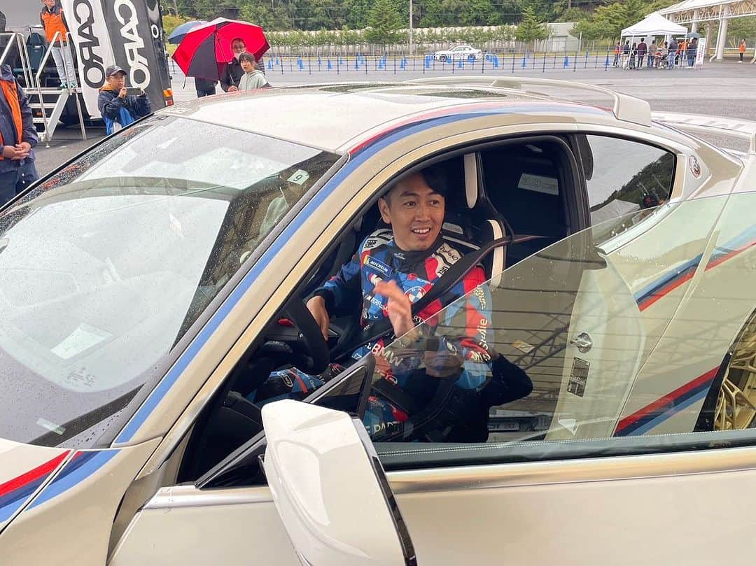 柳田真孝さんのインスタグラム写真 - (柳田真孝Instagram)「. BMW Familie @富士  沢山のBMWオーナー、ファンの方が集まっていました。  体験走行やTeam Studieのトークショー！  そして、 @yasuakibobsuzuki 監督の世界限定50台の希少な3.0CSLにもサプライズで乗せて頂きました。そんな車を雨でも乗せくれるBobさん、本当に凄い！😎  #bmwfamilie  #bmwmteamstudie」10月9日 8時33分 - masatakayanagida