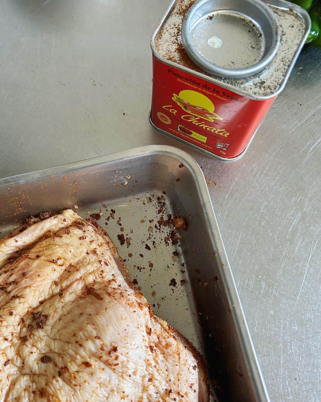 ワタナベマキさんのインスタグラム写真 - (ワタナベマキInstagram)「⚫︎いくらの季節ですねぇ。 ⚫︎シンプルで最高に美味しいは嬉しい。「毎日のおかずはシンプルがいい」のレシピから。 ⚫︎大分から買ってきた塩アミ。臭みなく美味しすぎます。 ⚫︎スモーキーなパプリカパウダーにはまる日々。鶏肉にまぶしてオーブンで。 ⚫︎ @kai_corporation のHPにて秋刀魚とさつまいもの薬味ごはんをご紹介しています。 ⚫︎アジア本シリーズ４作目。「アジアの煮込み」11月発売です！ ⚫︎はなちゃん便り #sevendaysup」10月9日 8時36分 - maki_watanabe
