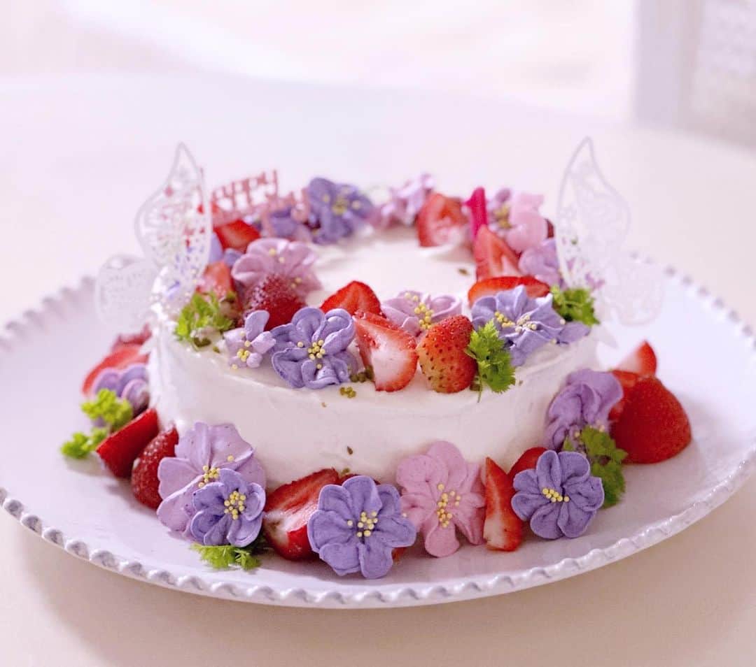 亀井京子（林京子）さんのインスタグラム写真 - (亀井京子（林京子）Instagram)「10月6日は娘の１５歳のお誕生日でした🎂  月曜は家族全員揃うので　今夜お祝いを🥂  バタークリーム絞って　お花のケーキに。 （本日４時半おきの朝活じゃ。）  最近は娘、、、 もはや我が子というより なんでも相談しあえる友達というポジションになってまして😂  二人でお茶したり、お買い物行ったり、サウナ🧖‍♀️行ったり、、、と色々二人ですることが楽しくなってきた今日この頃。  パパの血が濃すぎて🤣１７0センチ代に突入しました🤣🤣🤣（⚠️弟にわけてあげてください。）　私の膝丈ワンピをあげたら　ミニスカに🥶  素敵な１５歳を過ごしてください🫶  #手作りケーキ#お菓子作り #お菓子作り好きな人と繋がりたい #フラワーケーキ#デコレーションケーキ #１５歳お誕生日##お誕生日#グルテンフリー#グルテンフリーケーキ#グルテンフリー生活#バタークリーム#フラワークリーム」10月9日 8時39分 - kyokokameiofficial