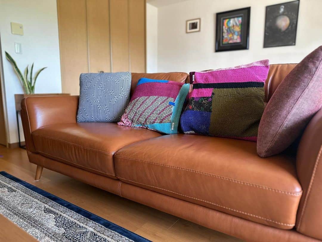 のインスタグラム：「✴︎ おはようございます。  お部屋に華やかな色が加わりました🩷🤎  “インド古布“ 長ーい時代を経ていま紡がれて私のところへやってきました🧵𓍯両面の柄も違うんです。一目惚れしました。  朝起きてボスっと顔を埋めると、 懐かしいようで優しい𓂃 𓈒☺︎  #インド古布 #クッション #インテリア #myroom  #今日はスポーツの日  #おうちでストレッチしよう」