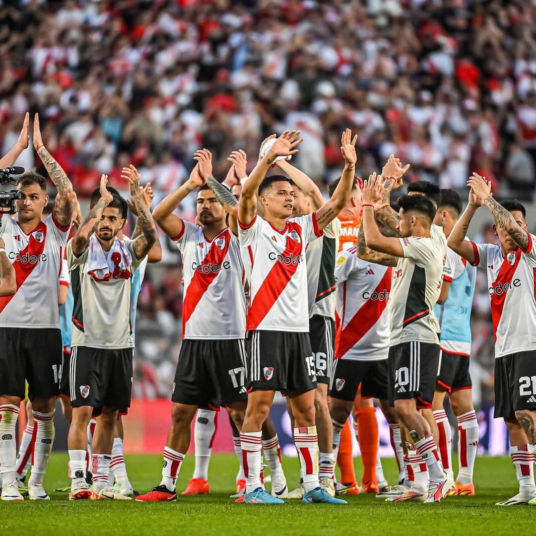 マヌエル・ランシニさんのインスタグラム写真 - (マヌエル・ランシニInstagram)「Otro triunfo importante en nuestra cancha y con nuestra gente 🤍❤️🤍 a seguir así VAMOS RIVER CARAJO」10月9日 8時40分 - manulanzini