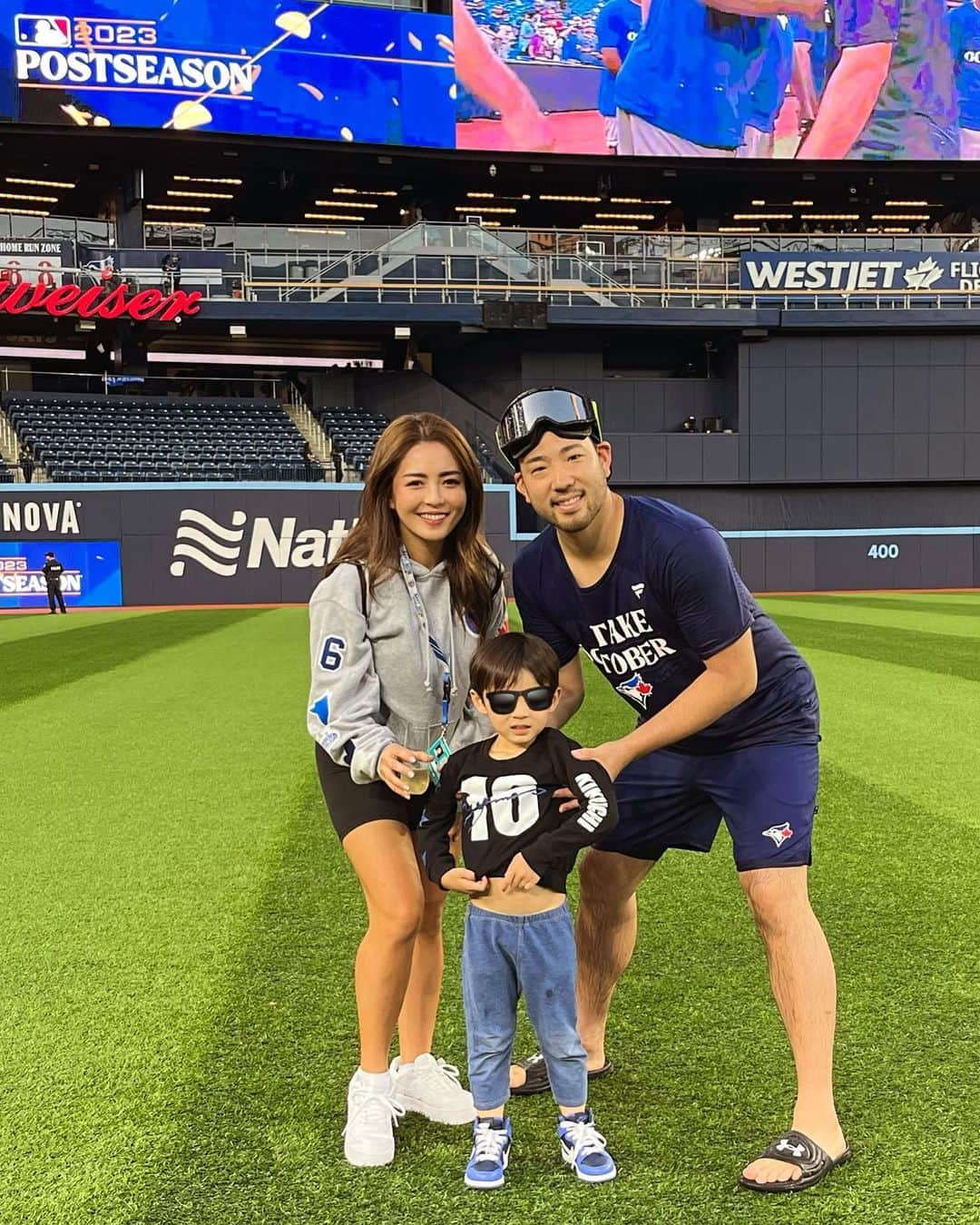 深津瑠美のインスタグラム：「I’d like to say thank you to all Blue Jays fans💙  今シーズンも応援ありがとうございました。 応援してくださったファンの皆さまのおかげで、キャリアハイを達成することができました。  日本からアメリカ、そしてカナダで野球生活を送る私たちにいつも寄り添い、声援を送り続けてくださった皆さま、今年もありがとうございました。  何よりも、いつも私たちのそばでサポートしてくれたブルージェイズ、チーム雄星のスタッフ、家族、友人たちに心から感謝します。  オフの間、タイミングが合えば夫も私のインスタライブに参加したいそうです🥰  #MLB #Toronto #Bluejays #baseballlife #thankyou #野球 #カナダ #トロント」