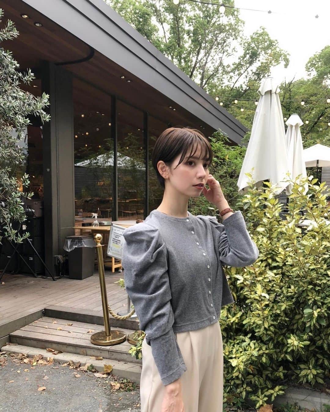のインスタグラム：「． @dolce._official でオーダーしていたカーディガン♡ 可愛すぎるでしょー🥺  3連休雨降って悲しいね... そしてメッチャ寒い... 風邪ひかないように気をつけてね皆様🧣 ． #maisondedolce #code #ootd #30代コーデ #30代ファッション  #ママコーデ #ママファッション #大人コーデ #outfit #大阪ママ #関西ママ #男の子ママ」