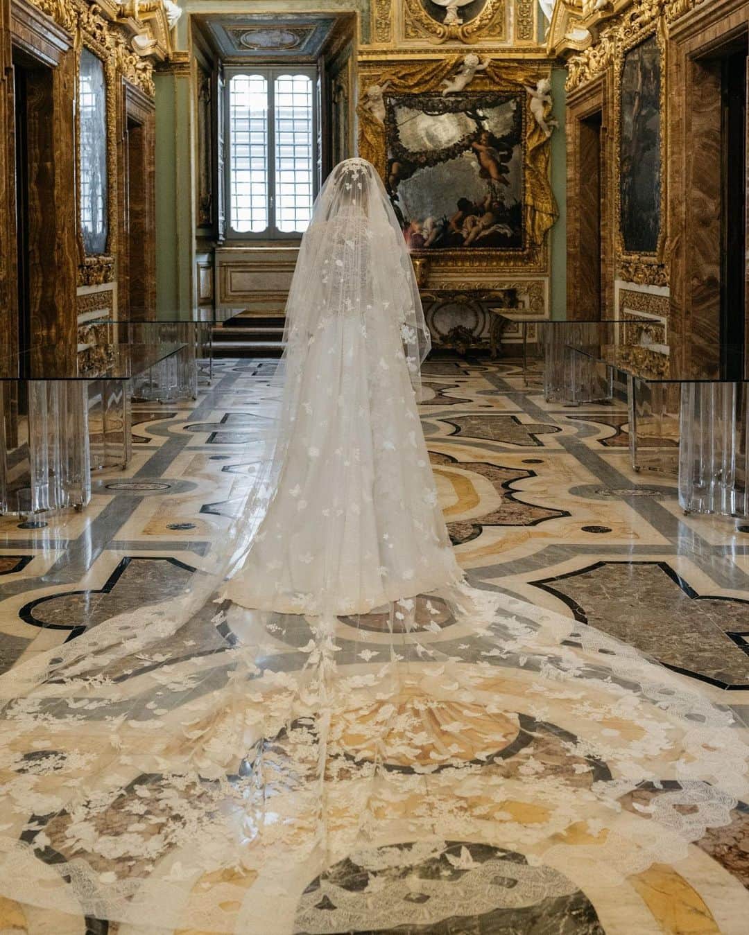 Vogueさんのインスタグラム写真 - (VogueInstagram)「Fantasy wedding gowns typically involve silk, satin, or wisps of cloud-like tulle. When @virgivalsecchi walked down the aisle in the Basilica of San Lorenzo in Lucina, she wore a somewhat different—but no less dazzling—proposition, courtesy of @dior's @mariagraziachiuri. Virginia's one-of-a-kind gown is the first wedding dress from the maison crafted in cotton. "To wear a dress by Maria Grazia Chiuri is an honor, a privilege," the bride told Vogue Italia. "I admire her work and her vision of women, and I couldn't be happier to wear a dress that represents her perfectly as an artist. She was able to read my romantic and strong soul, and she transferred it into her creation that will accompany me all my life. A dream dress." Tap the link in our bio for all the details on her one-of-a-kind dress. Photos: @aortizphoto」10月9日 8時48分 - voguemagazine