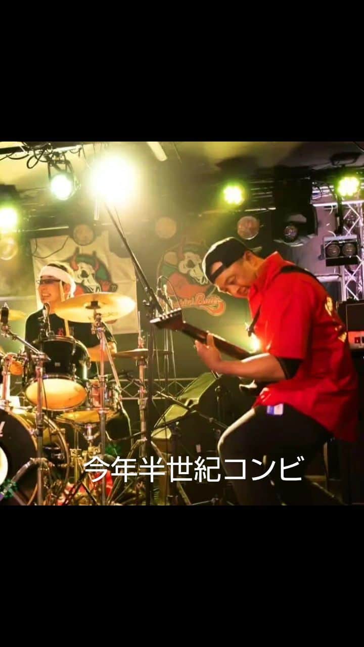 和田益典のインスタグラム：「◆オッサンらは頑張る  #大阪紅牛會バンド #大阪紅牛會 #osakadeepredbulls #半世紀  #drums #guitar #drummer #guitarist .」