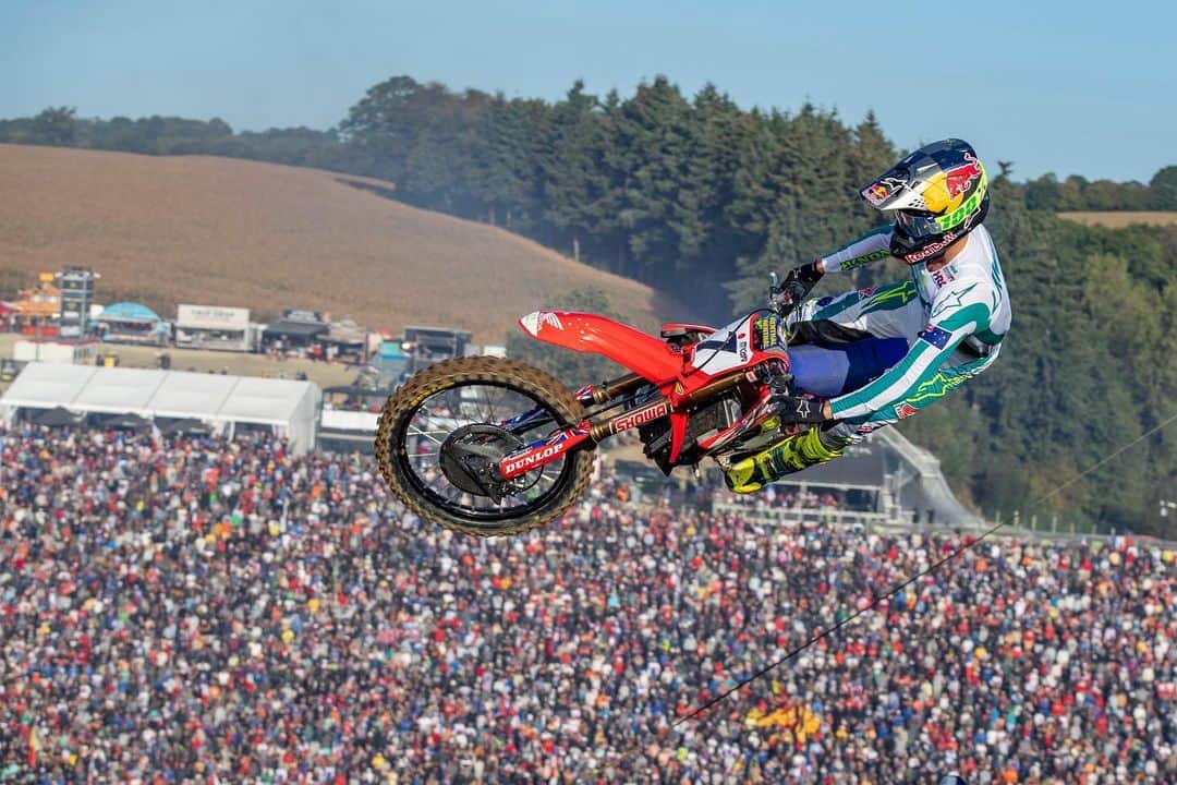 Honda Powersports USのインスタグラム：「Team HRC riders played their part in an epic day of racing at the 2023 Motocross of Nations, held at the amazing Ernee circuit in France. @jettson18 and @hunterlawrence helped Australia to their best ever Nations finish with a second overall, with Jett winning the third moto, while @tiga243 provided the best scores as Slovenia also posted their first ever top 10 result with ninth overall. Elsewhere @rubenfernandez70 gave everything he had to try and get Team Spain on the podium, but wasn’t quite able to make it happen after two gutsy rides. #RideRed @hondaracingcorporation」