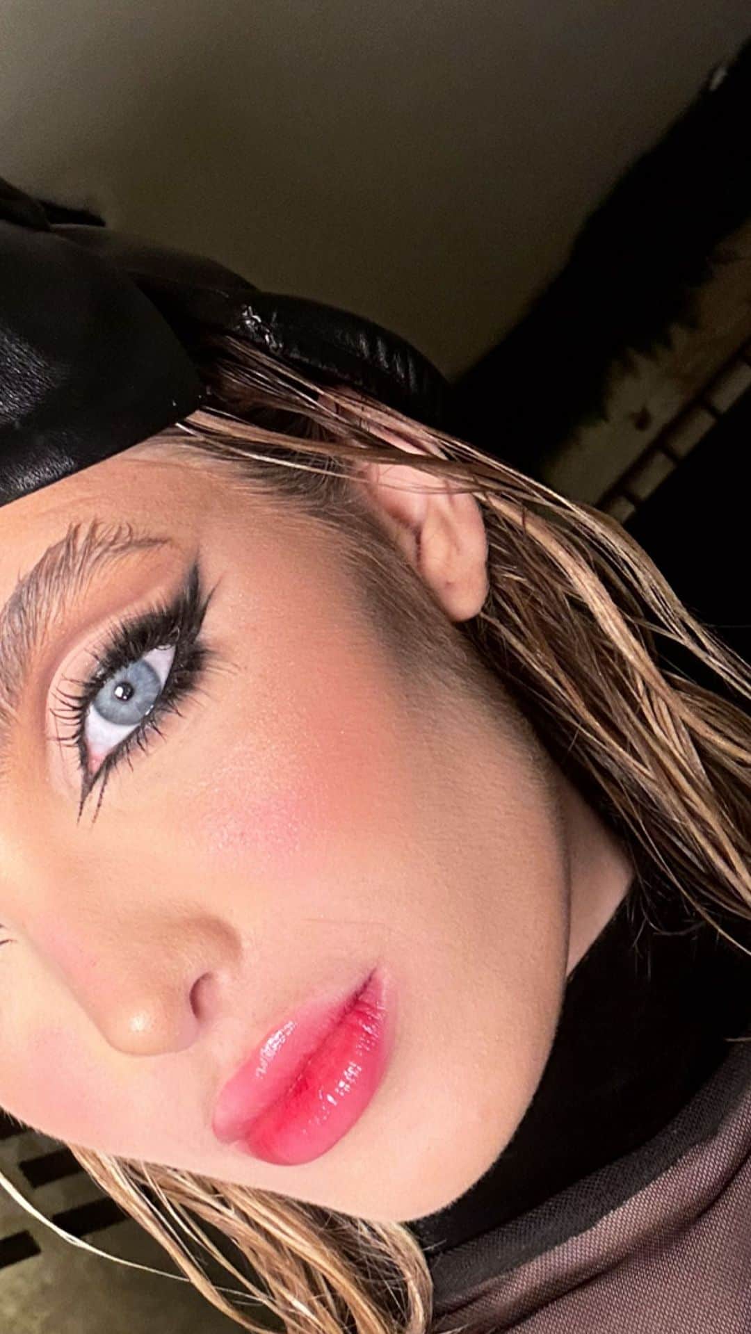 のインスタグラム：「MAKEUP @taticoelhomakeup」