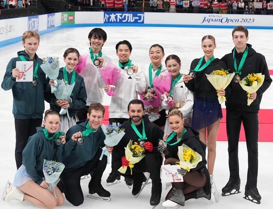 宮原智子のインスタグラム：「✨木下グループカップ✨ -Japan Open 2023-   ジャパンオープンが無事に終了しました！1日限りの現役復帰、本当に楽しみました！最高のチームワークで優勝を果たすことができ、嬉しく思っております。また、海外選手も含めたスケーター全員の絆も深まり、素晴らしいイベントでした。フィギュアスケートというスポーツの美しさ、素晴らしさを改めて感じることができ、幸せでした。  久しぶりの試合ということで緊張もありましたが、観客の皆様からの声援に力を頂き、試合の雰囲気全てを味わうことができました。現役時よりも少し落ち着いて、技術や滑りを一つ一つ順番にこなしていくという違った角度から演技することができたように思います。  新しい扉をまた一つ開くことができました。 応援してくださった皆様、本当にありがとうございました！  We have finished Japan Open! It was such a great event that all the skaters bonded tightly together not just by our each teams but all three teams as a whole group. I felt such a strong connection which built my encouragement 🩷💛🩵  In addition, as it was my very first competition since my retirement from the competitive world, all the cheers from the audience pushed my heart. I truly enjoyed all the vibes and all my emotions. The aesthetics of this sport is incredible!!!  @jocoi2023_official_account  #japanopen  #japanopen2023 #ジャパンオープン #teamjapan  #木下グループ  #1日現役復帰 #figureskating」