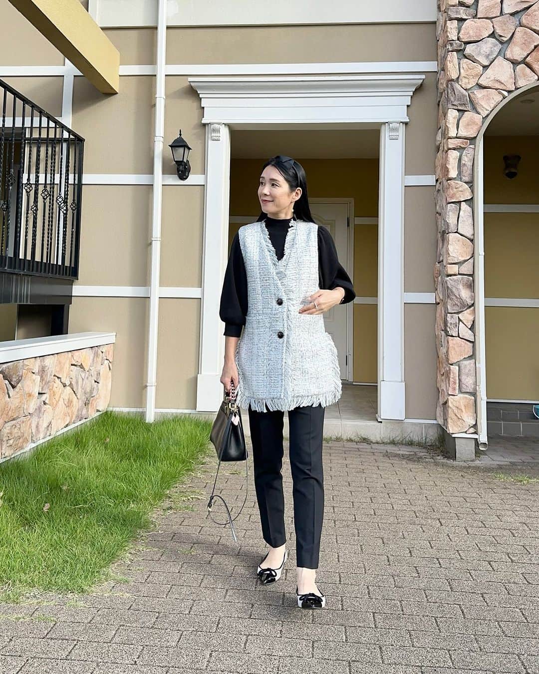 紙本真琴さんのインスタグラム写真 - (紙本真琴Instagram)「#macotostyling  先日の展示会で人目惚れしたジレを着て早速お出かけ♪  智ちゃんとは色違いのお揃い♡  GARAGE OF GOOD CLOTHING (ガレージ オブ グッド クロージング)は  自分らしさを大切にする女性に向けた 新しい発見と共感を感じるファッションセレクトブランドで  自分らしい信念やスタイルを持ち、生活を楽しむことに意欲的な女性をターゲットにしているそう✨  まさに私達世代にぴったりなブランドだなぁ⤴︎  どのアイテムも可愛らしさの中に個性と素材や使い勝手の良さや際立つものばかりでした🤍  フォローしてチェックしてみてね @garageofgoodclothing_official   お土産の @koe_donuts のドーナツ型クッキー🍩美味しすぎて一瞬でなくなったーー  #garageofgoodclothing #ガレージオブグッドクロージング #pr #koedonuts #大人スタイル #macotokamimoto #51歳 #アラフィフコーデ #スタイルアップコーディネーター」10月9日 9時02分 - macoto.kamimoto