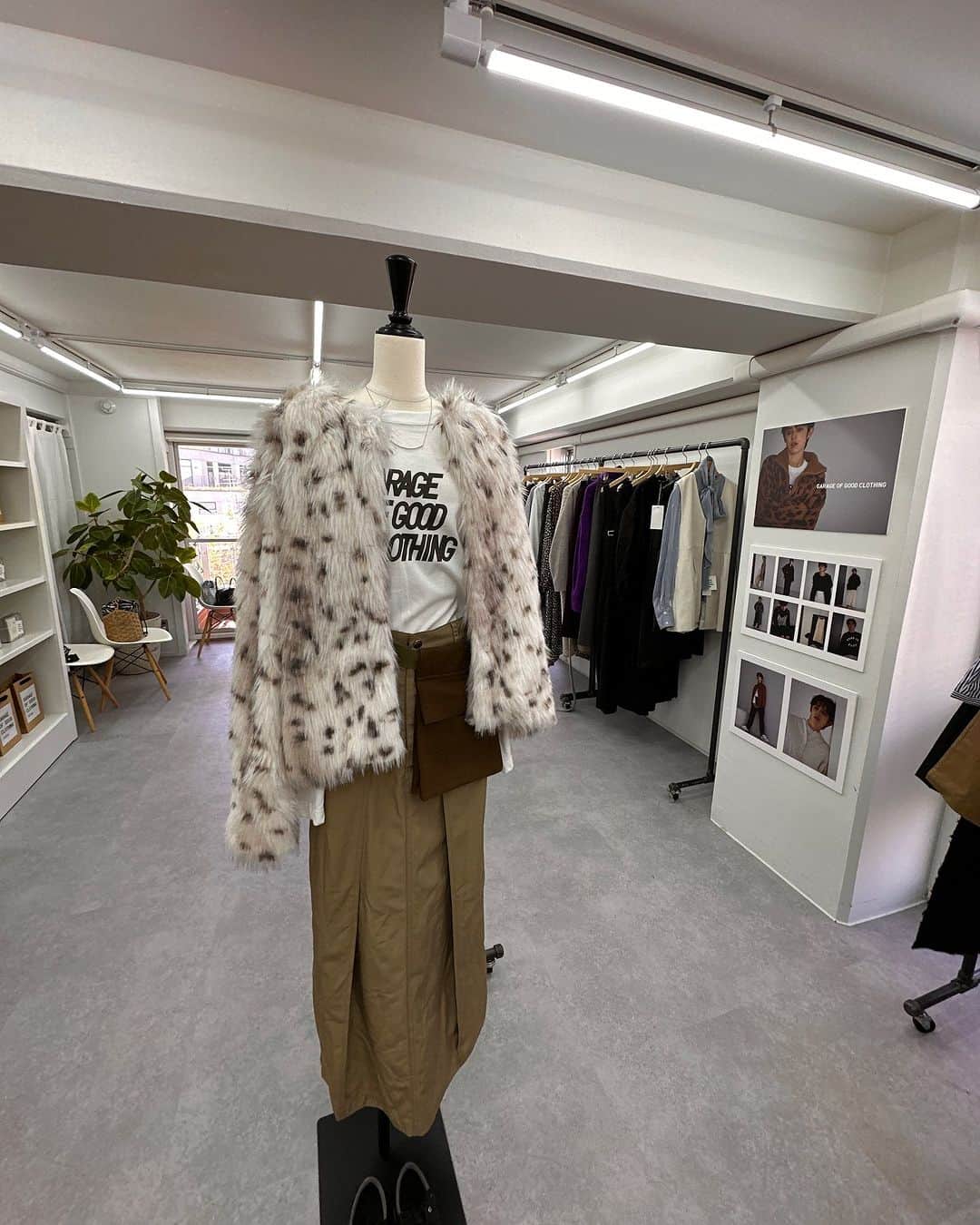 紙本真琴さんのインスタグラム写真 - (紙本真琴Instagram)「#macotostyling  先日の展示会で人目惚れしたジレを着て早速お出かけ♪  智ちゃんとは色違いのお揃い♡  GARAGE OF GOOD CLOTHING (ガレージ オブ グッド クロージング)は  自分らしさを大切にする女性に向けた 新しい発見と共感を感じるファッションセレクトブランドで  自分らしい信念やスタイルを持ち、生活を楽しむことに意欲的な女性をターゲットにしているそう✨  まさに私達世代にぴったりなブランドだなぁ⤴︎  どのアイテムも可愛らしさの中に個性と素材や使い勝手の良さや際立つものばかりでした🤍  フォローしてチェックしてみてね @garageofgoodclothing_official   お土産の @koe_donuts のドーナツ型クッキー🍩美味しすぎて一瞬でなくなったーー  #garageofgoodclothing #ガレージオブグッドクロージング #pr #koedonuts #大人スタイル #macotokamimoto #51歳 #アラフィフコーデ #スタイルアップコーディネーター」10月9日 9時02分 - macoto.kamimoto