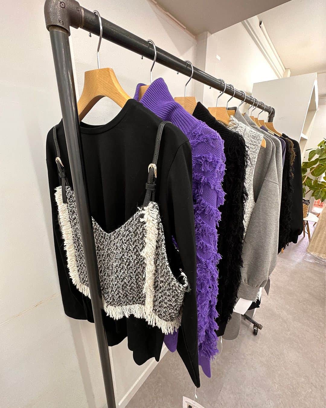 紙本真琴さんのインスタグラム写真 - (紙本真琴Instagram)「#macotostyling  先日の展示会で人目惚れしたジレを着て早速お出かけ♪  智ちゃんとは色違いのお揃い♡  GARAGE OF GOOD CLOTHING (ガレージ オブ グッド クロージング)は  自分らしさを大切にする女性に向けた 新しい発見と共感を感じるファッションセレクトブランドで  自分らしい信念やスタイルを持ち、生活を楽しむことに意欲的な女性をターゲットにしているそう✨  まさに私達世代にぴったりなブランドだなぁ⤴︎  どのアイテムも可愛らしさの中に個性と素材や使い勝手の良さや際立つものばかりでした🤍  フォローしてチェックしてみてね @garageofgoodclothing_official   お土産の @koe_donuts のドーナツ型クッキー🍩美味しすぎて一瞬でなくなったーー  #garageofgoodclothing #ガレージオブグッドクロージング #pr #koedonuts #大人スタイル #macotokamimoto #51歳 #アラフィフコーデ #スタイルアップコーディネーター」10月9日 9時02分 - macoto.kamimoto