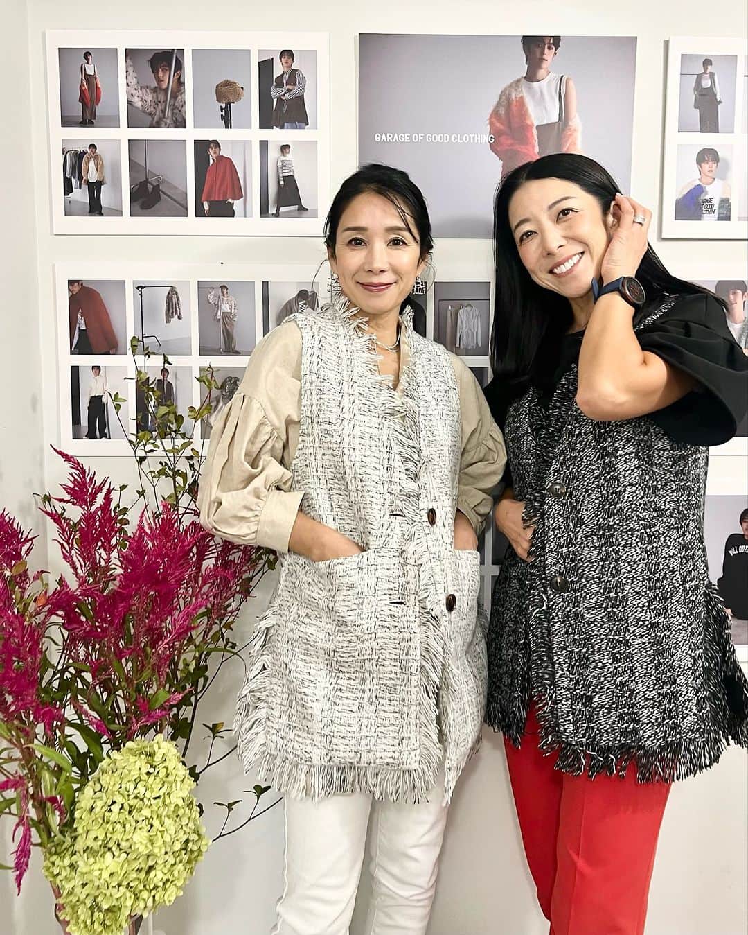 紙本真琴さんのインスタグラム写真 - (紙本真琴Instagram)「#macotostyling  先日の展示会で人目惚れしたジレを着て早速お出かけ♪  智ちゃんとは色違いのお揃い♡  GARAGE OF GOOD CLOTHING (ガレージ オブ グッド クロージング)は  自分らしさを大切にする女性に向けた 新しい発見と共感を感じるファッションセレクトブランドで  自分らしい信念やスタイルを持ち、生活を楽しむことに意欲的な女性をターゲットにしているそう✨  まさに私達世代にぴったりなブランドだなぁ⤴︎  どのアイテムも可愛らしさの中に個性と素材や使い勝手の良さや際立つものばかりでした🤍  フォローしてチェックしてみてね @garageofgoodclothing_official   お土産の @koe_donuts のドーナツ型クッキー🍩美味しすぎて一瞬でなくなったーー  #garageofgoodclothing #ガレージオブグッドクロージング #pr #koedonuts #大人スタイル #macotokamimoto #51歳 #アラフィフコーデ #スタイルアップコーディネーター」10月9日 9時02分 - macoto.kamimoto