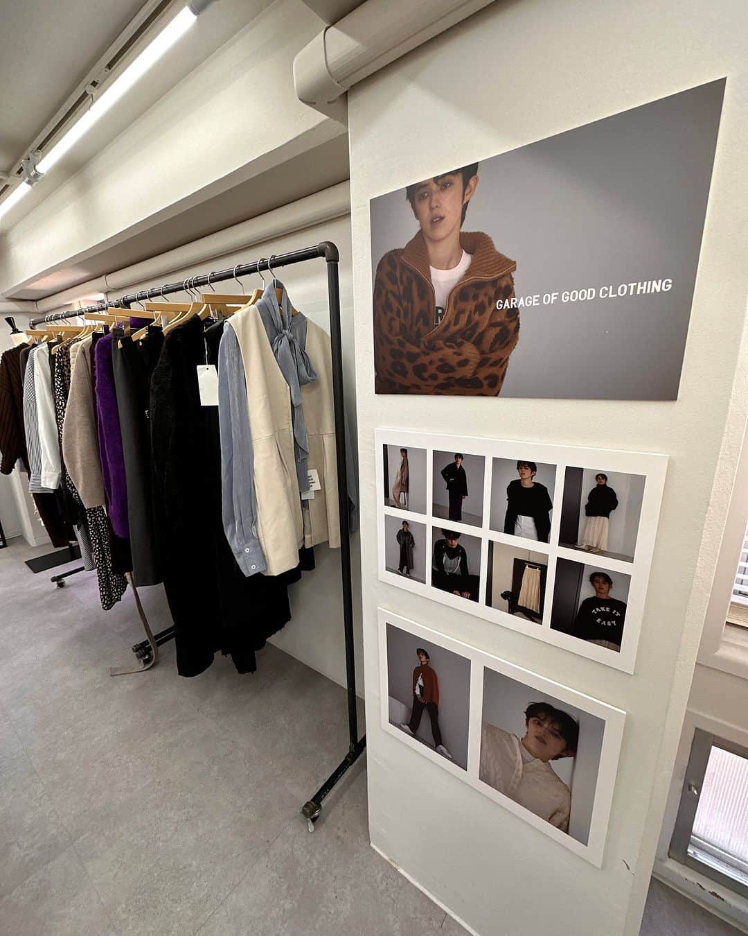 紙本真琴さんのインスタグラム写真 - (紙本真琴Instagram)「#macotostyling  先日の展示会で人目惚れしたジレを着て早速お出かけ♪  智ちゃんとは色違いのお揃い♡  GARAGE OF GOOD CLOTHING (ガレージ オブ グッド クロージング)は  自分らしさを大切にする女性に向けた 新しい発見と共感を感じるファッションセレクトブランドで  自分らしい信念やスタイルを持ち、生活を楽しむことに意欲的な女性をターゲットにしているそう✨  まさに私達世代にぴったりなブランドだなぁ⤴︎  どのアイテムも可愛らしさの中に個性と素材や使い勝手の良さや際立つものばかりでした🤍  フォローしてチェックしてみてね @garageofgoodclothing_official   お土産の @koe_donuts のドーナツ型クッキー🍩美味しすぎて一瞬でなくなったーー  #garageofgoodclothing #ガレージオブグッドクロージング #pr #koedonuts #大人スタイル #macotokamimoto #51歳 #アラフィフコーデ #スタイルアップコーディネーター」10月9日 9時02分 - macoto.kamimoto