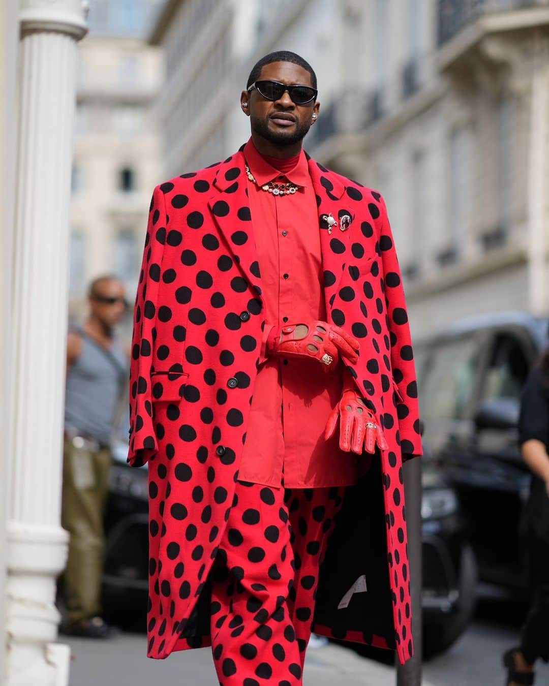 のインスタグラム：「All eyes were on @usher this #ParisFashionWeek. Especially mine ♥️」