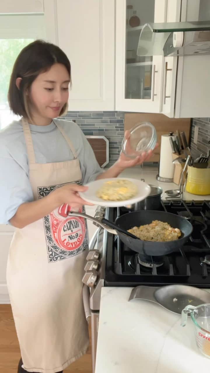 高木りなのインスタグラム：「週末ランチは海老チャーハン 後半はスケボーから帰宅した息子たちのガヤで賑やかになりますが、パスタとチャーハンは時間との戦いなので動じません。 주말 런치 새우 볶음밥! 중간에 스케이트보드타고 돌아온 두 아들 소리가 시끌시끌하지만, 파스타와 볶음밥은 시간과 싸움이라 개의치않습니다 ^^」