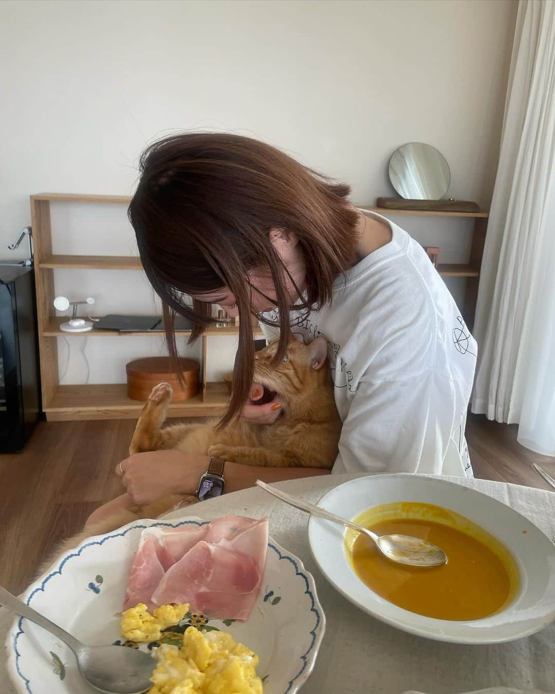 まつだみらいのインスタグラム：「お休みの日の朝に ふらりと起きがけで友人がやってきてくれて、ゆっくり朝食を🥣 気づいたらお昼の時間もとっくに過ぎていて、週末ならではののんびりした午前中を気兼ねなく過ごせて、 これぞ至福です☺️ お家の中なのでマドも時々参加🐈」