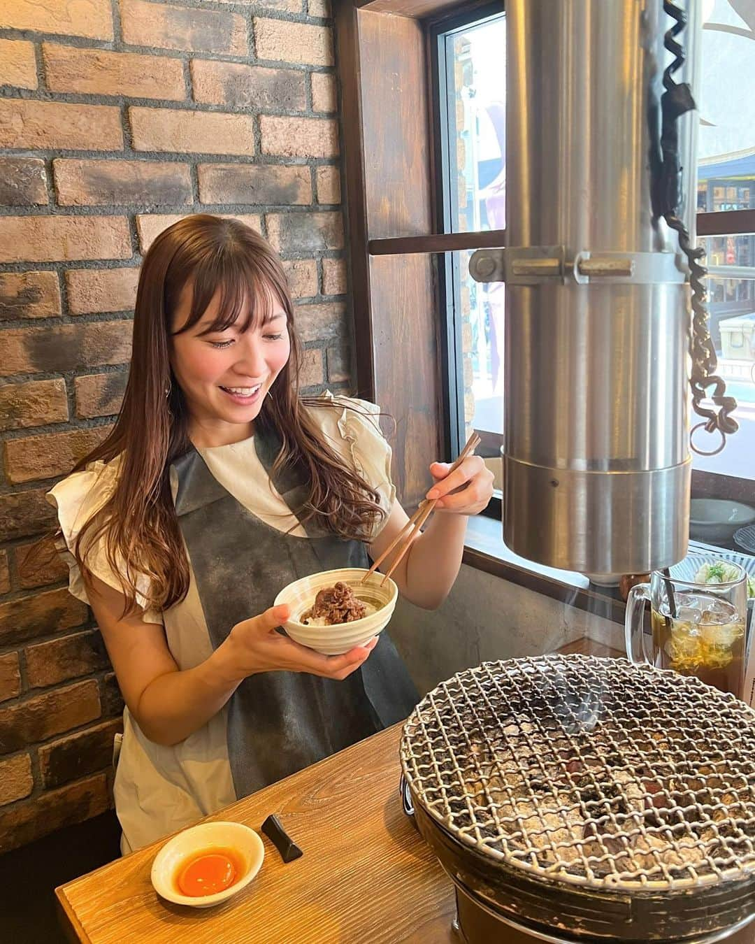 高沢奈苗のインスタグラム：「.  炭火焼肉うしごろホルモン〜🤍 @中目黒  ランチタイムに行って来ました😇  コースにしたんだけどホルモンの種類が豊富でお腹いっぱい✨🐮 もちろん、ホルモンだけじゃなくタンやロースもあります❤️  中目黒店は炭火で焼くので、ホルモンに炭の香りが付いておいしさ倍増😎  季節の変わり目、体調崩しやすいので、いっぱい食べて元気に健康に💪❤️‍🔥  ちょこちょこ会ってたけどゆっくりご飯は久々なともちゃんと🧡  .  .  #女子会ランチ #焼肉ランチ #中目黒ランチ #ホルモン #炭火焼肉 #炭火焼肉ホルモンうしごろ中目黒店 #焼肉 #中目黒焼肉 #中目黒グルメ #中目黒 #PR」