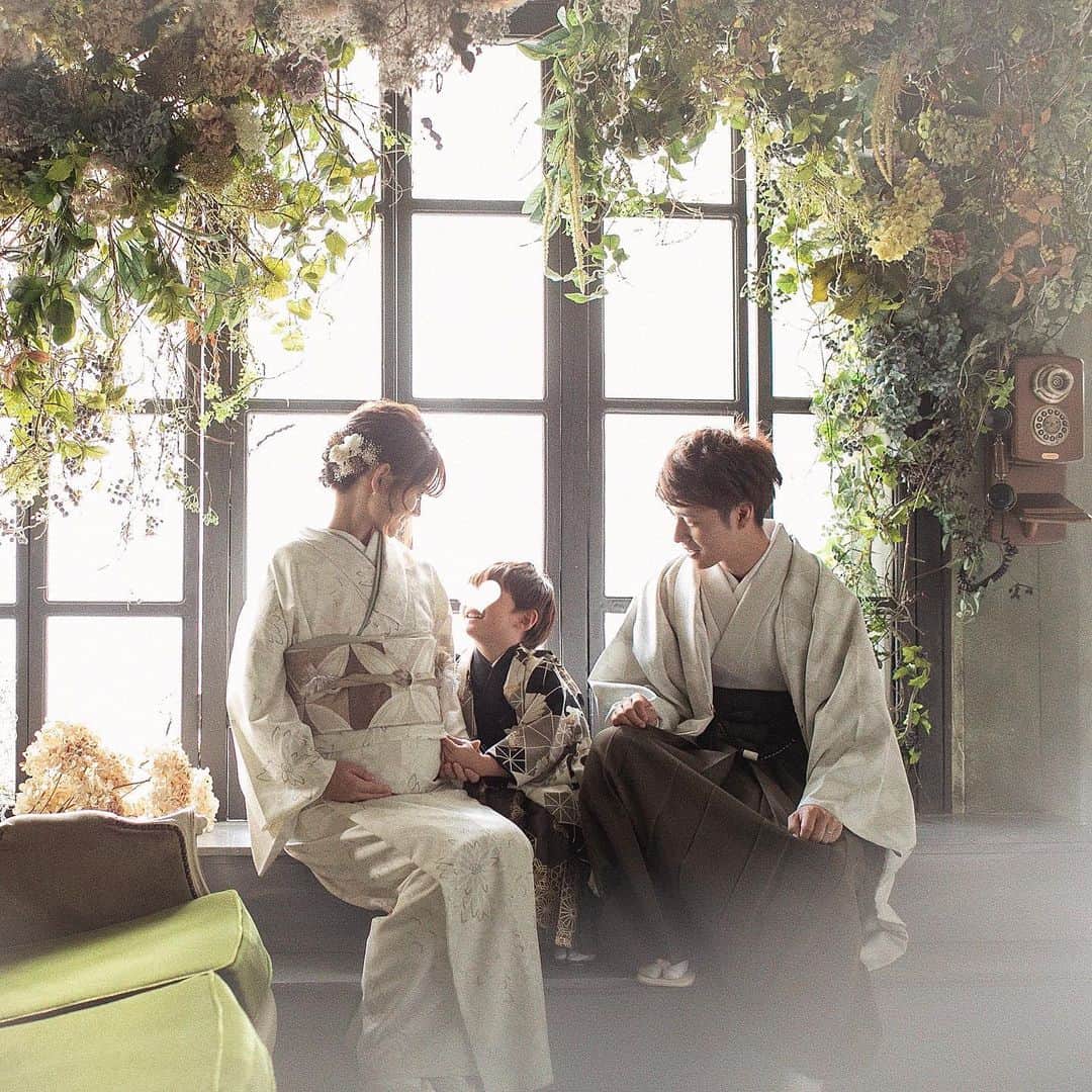 田南瑠衣のインスタグラム：「七五三家族写真バージョン🎞️ 和装だけ3人でも撮りたいって事で 息子のブラック､ゴールド､ホワイトの袴が 1番目立つようにでも統一感が出るように 落ち着いた色味の袴と着物を選びました👘✨  お家の近くの個人スタジオで レンタルも撮影もヘアセットもお願いしたんだけど やっぱ前撮りして正解だったなぁと😭❤️❤️  どんどんお兄ちゃんだけど どんどん生意気で とっても優しいけど とってもこだわりが強い いい子で面倒で可愛くて腹が立つ 愛しい我が子の成長を これからも側で見守っていけますように…🌱  #七五三 #七五三ヘア #七五三撮影 #七五三ママ #七五三前撮り #七五三男の子 #七五三5歳 #着物 #着物レンタル #着物ヘア #妊婦コーデ #妊婦 #家族写真 #」