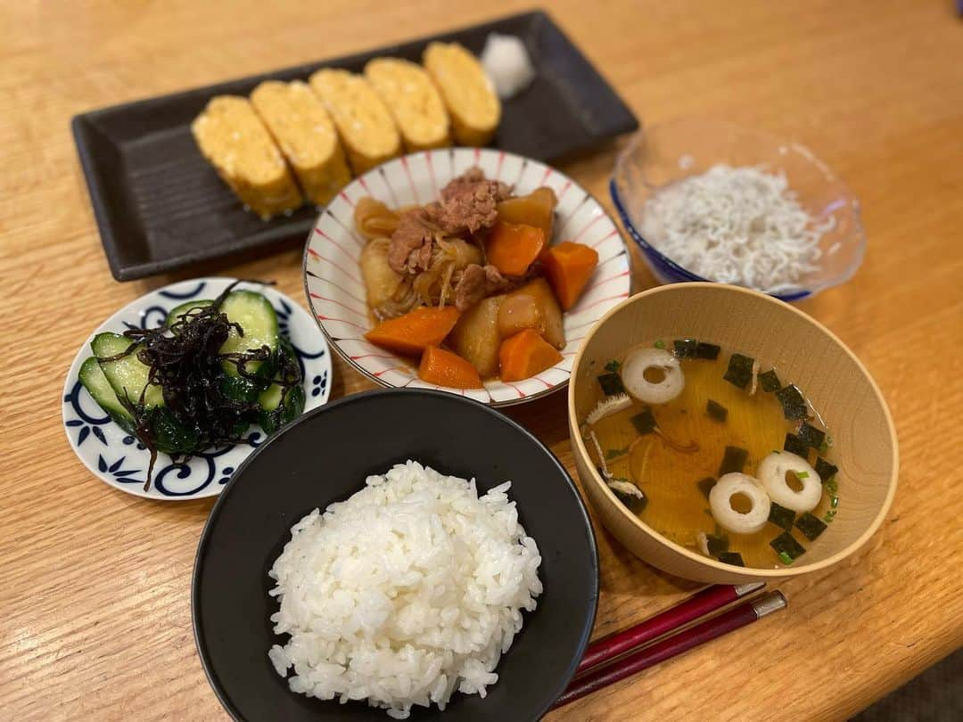 大沢あかねさんのインスタグラム写真 - (大沢あかねInstagram)「あさごはん🍚  ゆっくり朝ごはんを食べられる日は、ラッキー✌️  甘めな玉子焼き 肉じゃが しらす大根 きゅうり塩昆布 インスタントのお吸い物  皆様よい祝日を✨」10月9日 9時03分 - oosawa_akane.official