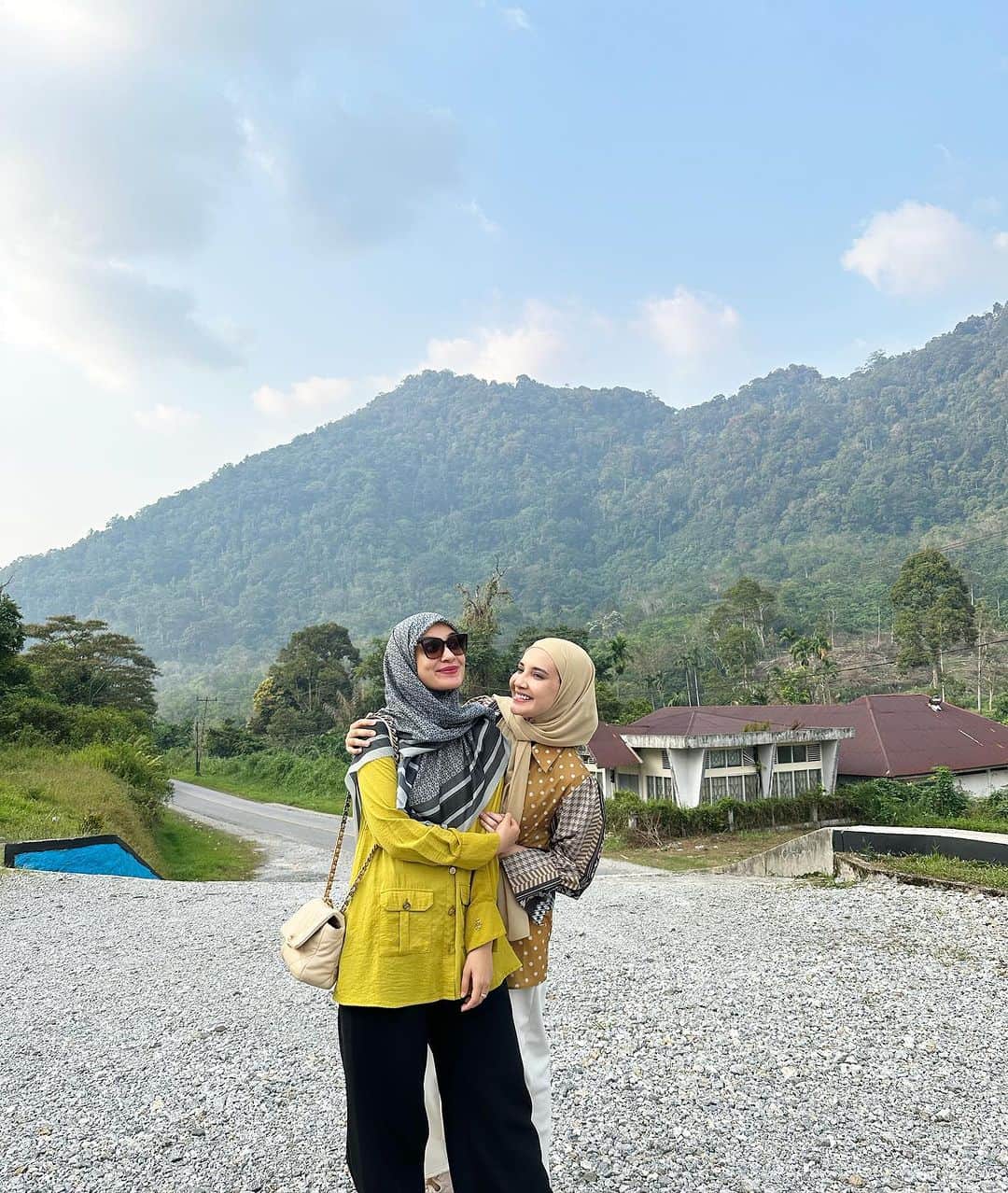 Zaskia Sungkarのインスタグラム：「Morninggggg Alhamdulillah keseruan perjalanan  Padang -sungai penuh  Sungai penuh - padang  Walau badan lumayan encok sekali jalan 8 jam berarti total 16 jaman,, tapi happy ko makan mulu ,makanann enak semua lagi pemandangannya juga cantik banget   sekarang udah sampe padang lagi dan gak sabar keacara launching @shibyshireen_padang hari ini jam 9 pagii  Sampe ketemu ya 😘😘😘」