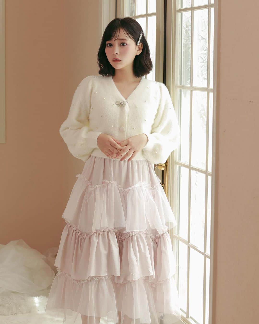evelynのインスタグラム：「齊藤なぎささんが着る秋コレクション♡ ㅤㅤㅤㅤㅤㅤㅤㅤㅤㅤㅤㅤㅤ \ 10月中旬入荷予定 / #パールリボンカーディガン ¥7,400 ㅤㅤㅤㅤㅤㅤㅤㅤㅤㅤㅤㅤㅤ #チュールボリュームSK ¥7,900 ㅤㅤㅤㅤㅤㅤㅤㅤㅤㅤㅤㅤㅤ #evelyn #エブリン #ガーリーコーデ #甘めスタイル #甘めコーデ #清楚コーデ #可愛い  #girly #feminine #パステル #girl #evelynコーデ #フェミニンコーデ」