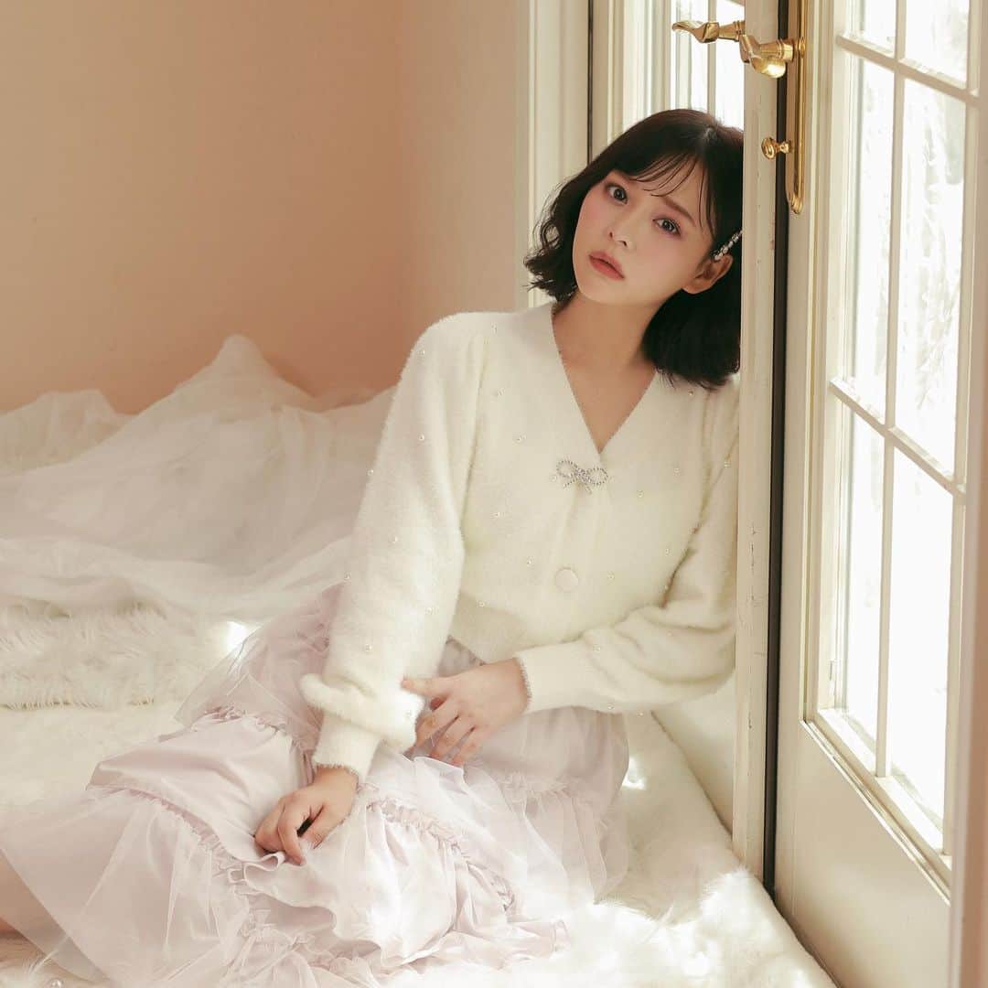 evelynのインスタグラム：「齊藤なぎささんが着る秋コレクション♡ ㅤㅤㅤㅤㅤㅤㅤㅤㅤㅤㅤㅤㅤ \ 10月中旬入荷予定 / #パールリボンカーディガン ¥7,400 ㅤㅤㅤㅤㅤㅤㅤㅤㅤㅤㅤㅤㅤ #チュールボリュームSK ¥7,900 ㅤㅤㅤㅤㅤㅤㅤㅤㅤㅤㅤㅤㅤ #evelyn #エブリン #ガーリーコーデ #甘めスタイル #甘めコーデ #清楚コーデ #可愛い  #girly #feminine #パステル #girl #evelynコーデ #フェミニンコーデ」