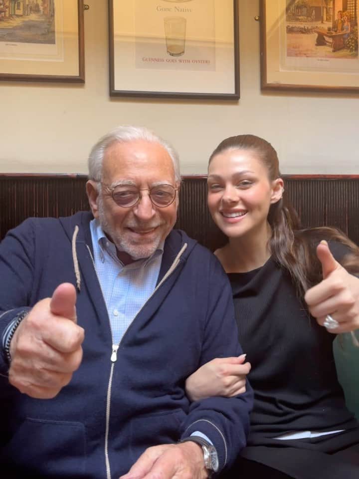 ニコラ・ペルツのインスタグラム：「Brooklyn took us to his local pub today and we had the best time 🥹💖🍻」