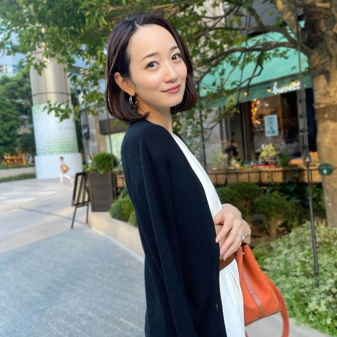 松原江里佳さんのインスタグラム写真 - (松原江里佳Instagram)「♡ 東京もだいぶ涼しくなりました🍂 この時期って服装にいつも悩む😂 夏服＋羽織物でのりきるつもりですが…秋服ってみんなどうしてますか？ ♡ 連休最終日は雨💧 お休みの方もお仕事の方も素敵な一日を☔️ ♡ #スターダスト #フリーアナウンサー  #でこ #ノースリーブ  #zara #日比谷 #秋コーデ  #아나운서」10月9日 9時12分 - erika_matsubara