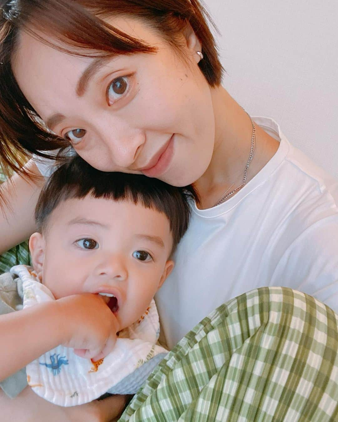 菅長愛子のインスタグラム：「👦🏻💚👩🏻  もう10月だなんて。さむい。  1歳の夏はほっくんも私も体調の波があったけど、たくさん遊んで、全身で表現して、とにかく全力少年でした🌈🌻🍉  親は、免疫力と体力を高めることが重要。←  どうしても大人がラクで、周りの目が気になるから、 座らせようとしたり、やめさせようとしたり、静かにさせようとしたり、、子どもの気持ちや行動を止めてしまいがち。 (もちろんそうさせないといけない時はあるけどね⚠️) まだ言葉が話せない分、我慢させたり、嫌な気持ちにさせることを私が生まないようにがんばろう🌿  もう少し、寛大な心で構えられるように日々成長、日々鍛錬👩🏻👊🏻✨！  いきなり寒くなって風邪ひきやすいので、 皆さま、体調にはくれぐれもお気をつけください😷  #自分メモ」