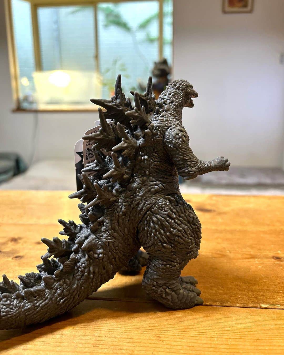 のインスタグラム：「好きか嫌いに理屈などない。 そしてゴジラにもそれが当てはまる。 好きなゴジラは？ ゴジラはかっこいいか悪いかの2択。 ゴジラだから買うけどね、もっとかっこいいゴジラだったら他にも沢山買うよ。 ハリウッド寄りのゴジラシルエットは好きになれない。 ゴジラをかっこよく見せる黄金比率が無いから。 小さすぎる頭もな〜。 作品は観てないからわからないけど、物凄く面白い作品でもゴジラがかっこよくなければ。 もう一度言う。 理屈じゃないんだよ、かっこいいか悪いかだけだから。 ゴジラを好きになったのはかっこいいから。 理屈抜きでそう思ったから人生を駄目にするくらいゴジラにどっぷり。 今まで使ったお金を総額にしたら家買えるからね。 でもこのゴジラはそんなに買わない。 俺を破産させるくらいかっこいいゴジラを映画に登場させてくれ〜。 かっこいいゴジラを生み出す事こそ真のゴジラ愛だと思っている。  #ゴジラ  #godzilla」