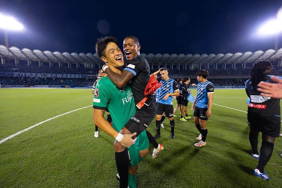 チョン・ソンリョンのインスタグラム：「天皇杯　福岡戦 みなさん 応援ありがとうございました！👏👏 決勝戦進出！ みんな一つになって星を増やしましょう！ 🔵⚫️🔝 텐노하이  후쿠오카전 모든분들  응원감사합니다 결승전 진출 ~!!  다같이 하나되어 별 하나  추가 합시다!!」