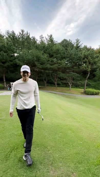 ジヌン のインスタグラム：「골프치러 가고싶다🏃‍♂️🏌‍♂️」