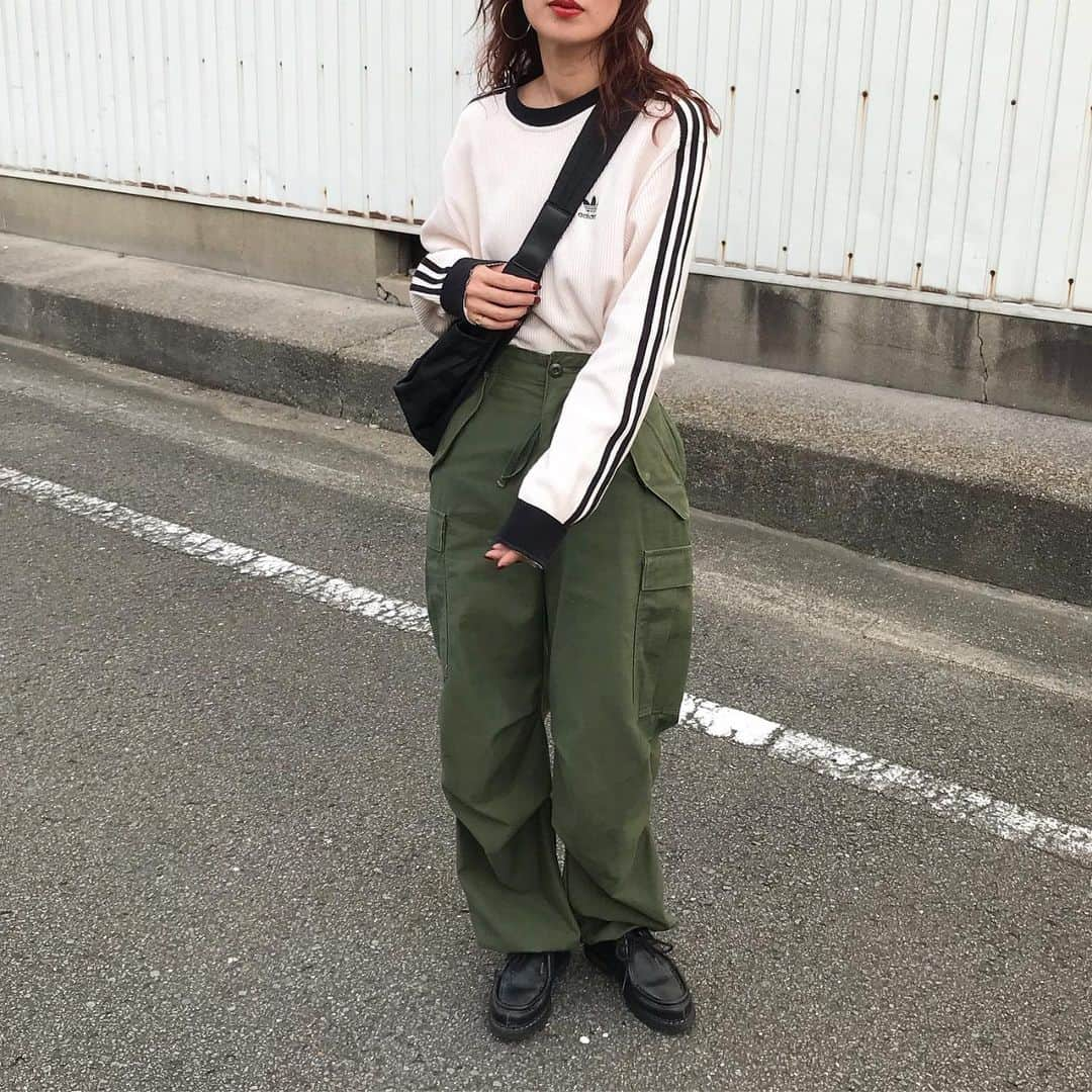 kumikaさんのインスタグラム写真 - (kumikaInstagram)「涼しくなってきたから、久しぶりのadidasワッフルTに、軍パン🍂🍂  スニーカーもいいけど、革靴も好き👞💓 @paraboot_official MICHAEL  何年も何年も愛せる靴♡  バッグは、　@nugu_klee  ツーポケットショルダーバッグ 色々小分けにできるから使いやすいbag🙆‍♀️  カジュアルコーデに、 @petitperiofficial のあずきチェーンネックレスがしっくり💓 華奢で合わない服装がないから毎日付けてる🥰 . . . .  tops#adidas#adidasoriginals  pants#used#m65 bag @nugu_klee  shoes#paraboot  accessory @petitperiofficial  . . . . #秋コーデ#adidas3stripes #アディダスtシャツ#軍パン#カーゴパンツコーデ#vintage#古着コーデ#古着女子#チロリアンシューズ#パラブーツ#ショルダーバッグコーデ#casual #tbt#ootd#instafashion#outfit#ママコーデ#古着好きな人と繋がりたい」10月9日 9時28分 - kumika_iiio2