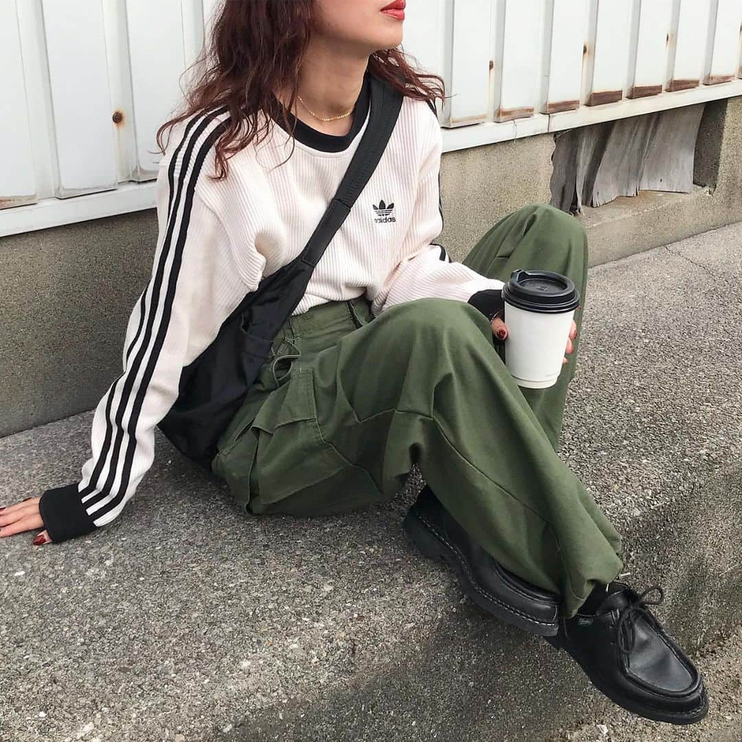 kumikaのインスタグラム：「涼しくなってきたから、久しぶりのadidasワッフルTに、軍パン🍂🍂  スニーカーもいいけど、革靴も好き👞💓 @paraboot_official MICHAEL  何年も何年も愛せる靴♡  バッグは、　@nugu_klee  ツーポケットショルダーバッグ 色々小分けにできるから使いやすいbag🙆‍♀️  カジュアルコーデに、 @petitperiofficial のあずきチェーンネックレスがしっくり💓 華奢で合わない服装がないから毎日付けてる🥰 . . . .  tops#adidas#adidasoriginals  pants#used#m65 bag @nugu_klee  shoes#paraboot  accessory @petitperiofficial  . . . . #秋コーデ#adidas3stripes #アディダスtシャツ#軍パン#カーゴパンツコーデ#vintage#古着コーデ#古着女子#チロリアンシューズ#パラブーツ#ショルダーバッグコーデ#casual #tbt#ootd#instafashion#outfit#ママコーデ#古着好きな人と繋がりたい」