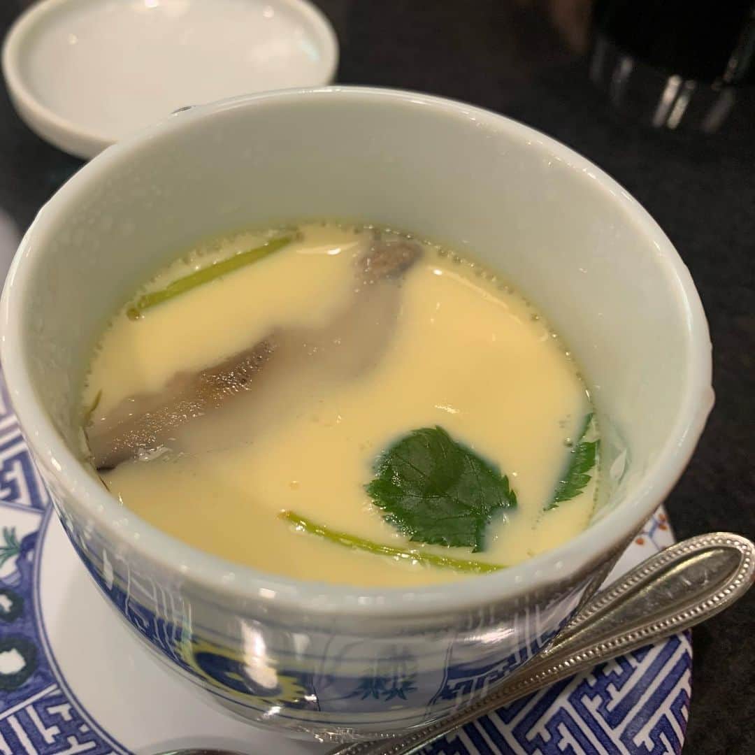 昴生さんのインスタグラム写真 - (昴生Instagram)「晩飯！！ #焼きを食べたあとは #寿司へ！ #八食市場寿司 さん！ #市場内にあるお寿司屋さん！ #うまいー！ #シイラ！ #八戸で獲れた魚らしくて #身が締まってて美味しい！ #ハマチも食べて #鮭三昧みたいなやつも食べて #あとイワシやら生しらすやら！ #正直テンション上がって #これがなにでってわからず食べてた！ #回転寿司ってそうならへん？ #5人とかで行ったら #これ誰が頼んだやつって絶対一回はなるよね？ #昨日はそれ全部おれやった！ #八戸名物の #いちご煮も堪能して #茶碗蒸しで〆！ #八戸いいじゃねぇか！ #また来たい！」10月9日 9時35分 - mikikousei