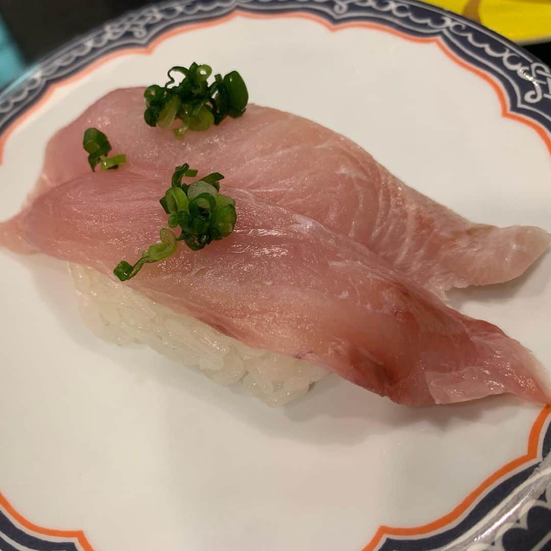 昴生さんのインスタグラム写真 - (昴生Instagram)「晩飯！！ #焼きを食べたあとは #寿司へ！ #八食市場寿司 さん！ #市場内にあるお寿司屋さん！ #うまいー！ #シイラ！ #八戸で獲れた魚らしくて #身が締まってて美味しい！ #ハマチも食べて #鮭三昧みたいなやつも食べて #あとイワシやら生しらすやら！ #正直テンション上がって #これがなにでってわからず食べてた！ #回転寿司ってそうならへん？ #5人とかで行ったら #これ誰が頼んだやつって絶対一回はなるよね？ #昨日はそれ全部おれやった！ #八戸名物の #いちご煮も堪能して #茶碗蒸しで〆！ #八戸いいじゃねぇか！ #また来たい！」10月9日 9時35分 - mikikousei