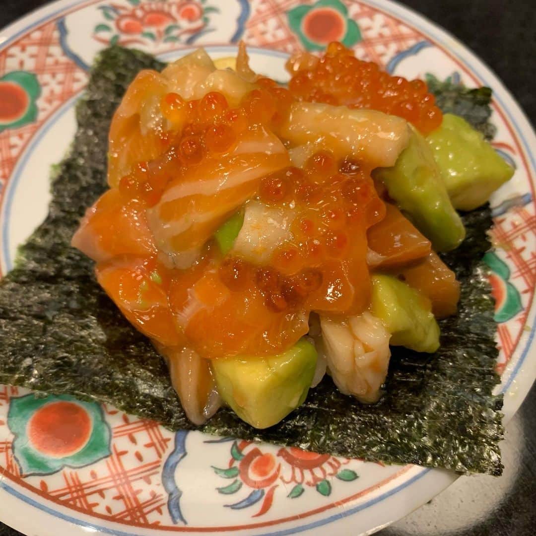 昴生さんのインスタグラム写真 - (昴生Instagram)「晩飯！！ #焼きを食べたあとは #寿司へ！ #八食市場寿司 さん！ #市場内にあるお寿司屋さん！ #うまいー！ #シイラ！ #八戸で獲れた魚らしくて #身が締まってて美味しい！ #ハマチも食べて #鮭三昧みたいなやつも食べて #あとイワシやら生しらすやら！ #正直テンション上がって #これがなにでってわからず食べてた！ #回転寿司ってそうならへん？ #5人とかで行ったら #これ誰が頼んだやつって絶対一回はなるよね？ #昨日はそれ全部おれやった！ #八戸名物の #いちご煮も堪能して #茶碗蒸しで〆！ #八戸いいじゃねぇか！ #また来たい！」10月9日 9時35分 - mikikousei