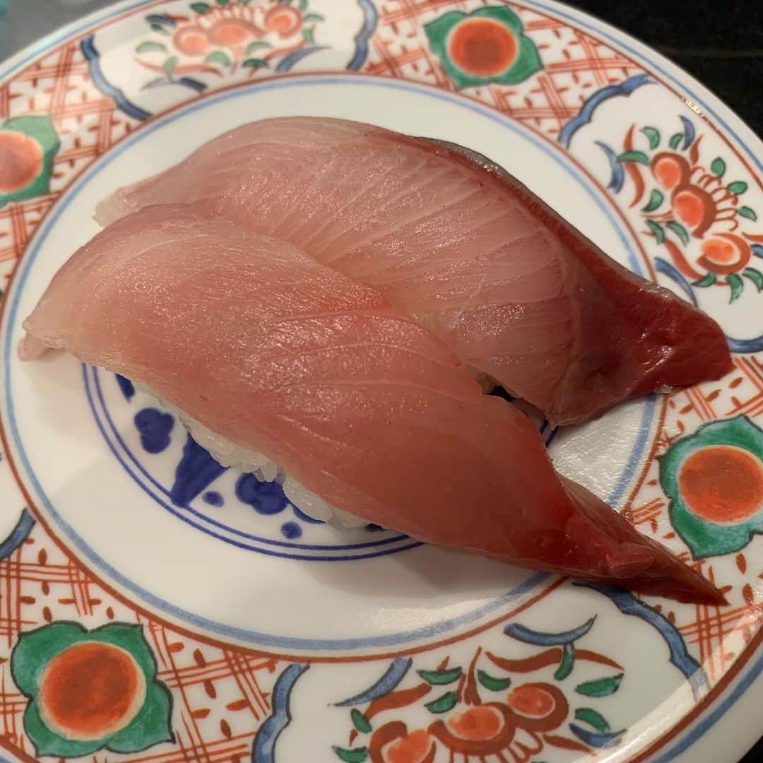 昴生さんのインスタグラム写真 - (昴生Instagram)「晩飯！！ #焼きを食べたあとは #寿司へ！ #八食市場寿司 さん！ #市場内にあるお寿司屋さん！ #うまいー！ #シイラ！ #八戸で獲れた魚らしくて #身が締まってて美味しい！ #ハマチも食べて #鮭三昧みたいなやつも食べて #あとイワシやら生しらすやら！ #正直テンション上がって #これがなにでってわからず食べてた！ #回転寿司ってそうならへん？ #5人とかで行ったら #これ誰が頼んだやつって絶対一回はなるよね？ #昨日はそれ全部おれやった！ #八戸名物の #いちご煮も堪能して #茶碗蒸しで〆！ #八戸いいじゃねぇか！ #また来たい！」10月9日 9時35分 - mikikousei