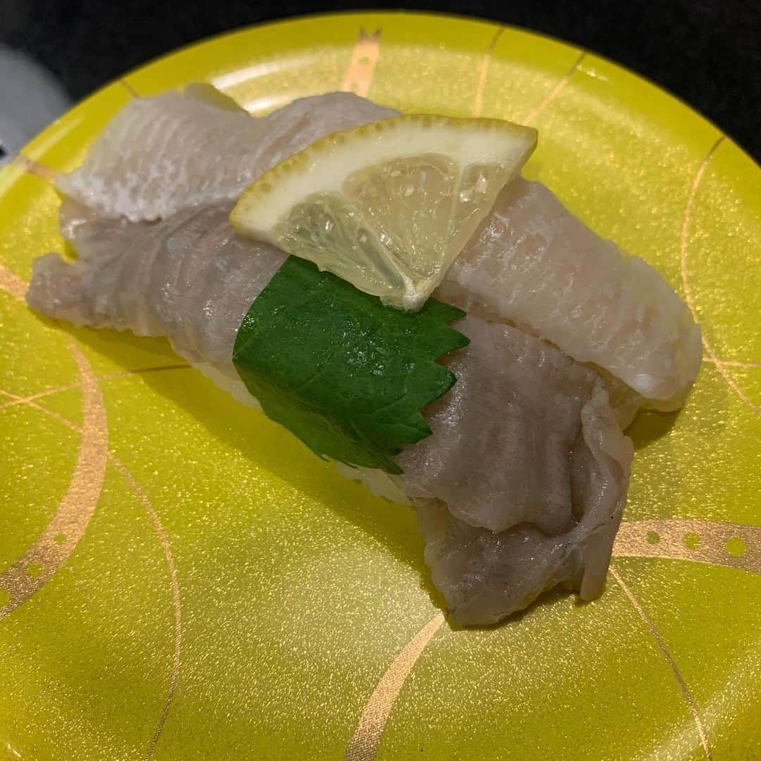 昴生さんのインスタグラム写真 - (昴生Instagram)「晩飯！！ #焼きを食べたあとは #寿司へ！ #八食市場寿司 さん！ #市場内にあるお寿司屋さん！ #うまいー！ #シイラ！ #八戸で獲れた魚らしくて #身が締まってて美味しい！ #ハマチも食べて #鮭三昧みたいなやつも食べて #あとイワシやら生しらすやら！ #正直テンション上がって #これがなにでってわからず食べてた！ #回転寿司ってそうならへん？ #5人とかで行ったら #これ誰が頼んだやつって絶対一回はなるよね？ #昨日はそれ全部おれやった！ #八戸名物の #いちご煮も堪能して #茶碗蒸しで〆！ #八戸いいじゃねぇか！ #また来たい！」10月9日 9時35分 - mikikousei