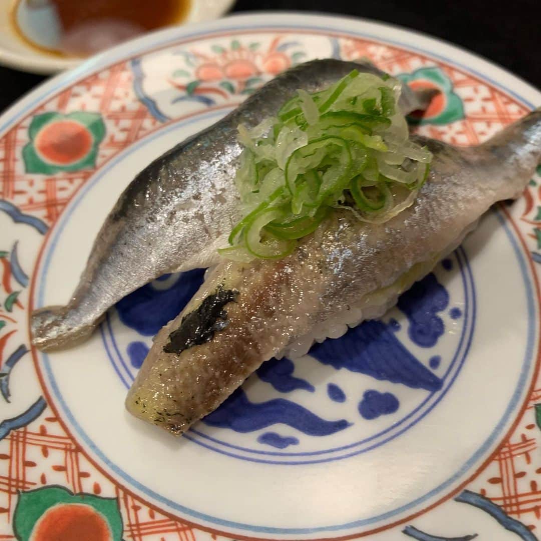 昴生さんのインスタグラム写真 - (昴生Instagram)「晩飯！！ #焼きを食べたあとは #寿司へ！ #八食市場寿司 さん！ #市場内にあるお寿司屋さん！ #うまいー！ #シイラ！ #八戸で獲れた魚らしくて #身が締まってて美味しい！ #ハマチも食べて #鮭三昧みたいなやつも食べて #あとイワシやら生しらすやら！ #正直テンション上がって #これがなにでってわからず食べてた！ #回転寿司ってそうならへん？ #5人とかで行ったら #これ誰が頼んだやつって絶対一回はなるよね？ #昨日はそれ全部おれやった！ #八戸名物の #いちご煮も堪能して #茶碗蒸しで〆！ #八戸いいじゃねぇか！ #また来たい！」10月9日 9時35分 - mikikousei