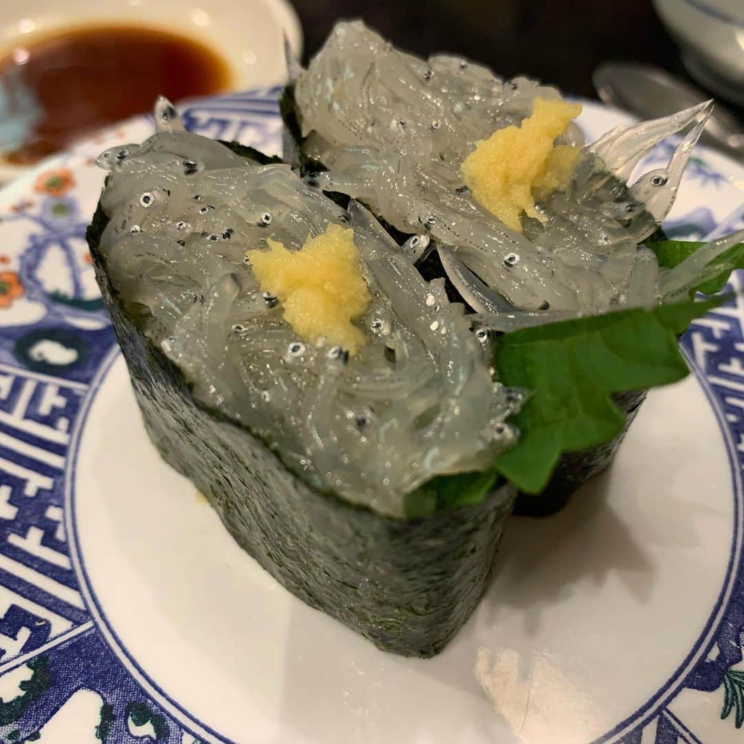 昴生さんのインスタグラム写真 - (昴生Instagram)「晩飯！！ #焼きを食べたあとは #寿司へ！ #八食市場寿司 さん！ #市場内にあるお寿司屋さん！ #うまいー！ #シイラ！ #八戸で獲れた魚らしくて #身が締まってて美味しい！ #ハマチも食べて #鮭三昧みたいなやつも食べて #あとイワシやら生しらすやら！ #正直テンション上がって #これがなにでってわからず食べてた！ #回転寿司ってそうならへん？ #5人とかで行ったら #これ誰が頼んだやつって絶対一回はなるよね？ #昨日はそれ全部おれやった！ #八戸名物の #いちご煮も堪能して #茶碗蒸しで〆！ #八戸いいじゃねぇか！ #また来たい！」10月9日 9時35分 - mikikousei