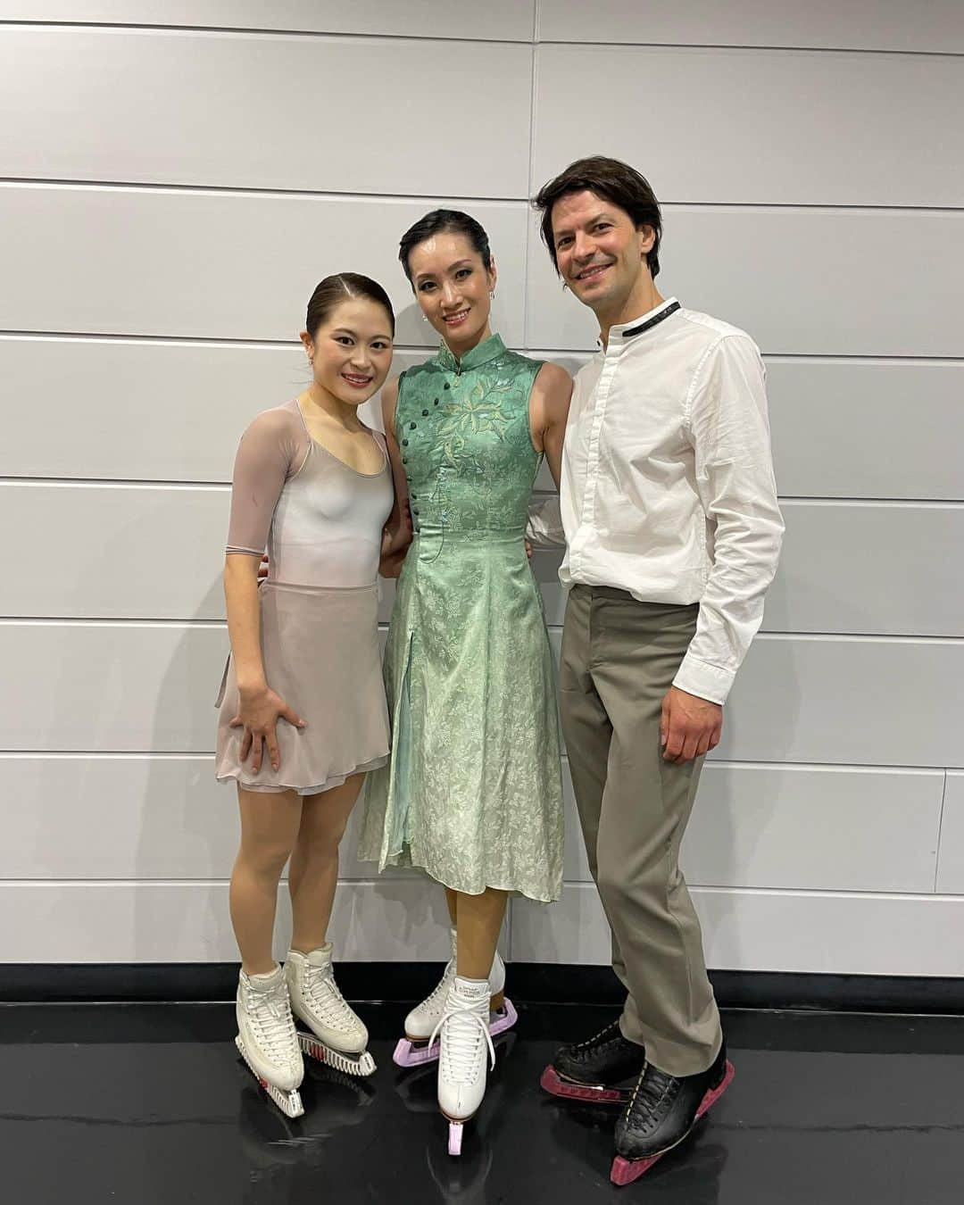 宮原智子さんのインスタグラム写真 - (宮原智子Instagram)「✨Carnival on Ice✨ —3S🫶 @shizuka_a29  @slambiel  素敵な時間をありがとうございました！ Thank you for this wonderful opportunity! We reunited!!  再びこのプログラムができて、嬉しさ満開でした。 二つ目のビデオは初合わせのものです。📹: @shizuka_a29 🥰  @jocoi2023_official_account  #carnivalonice  #carnivaloneice2023 #misssaigon  #ミスサイゴン」10月9日 9時44分 - 55satoko