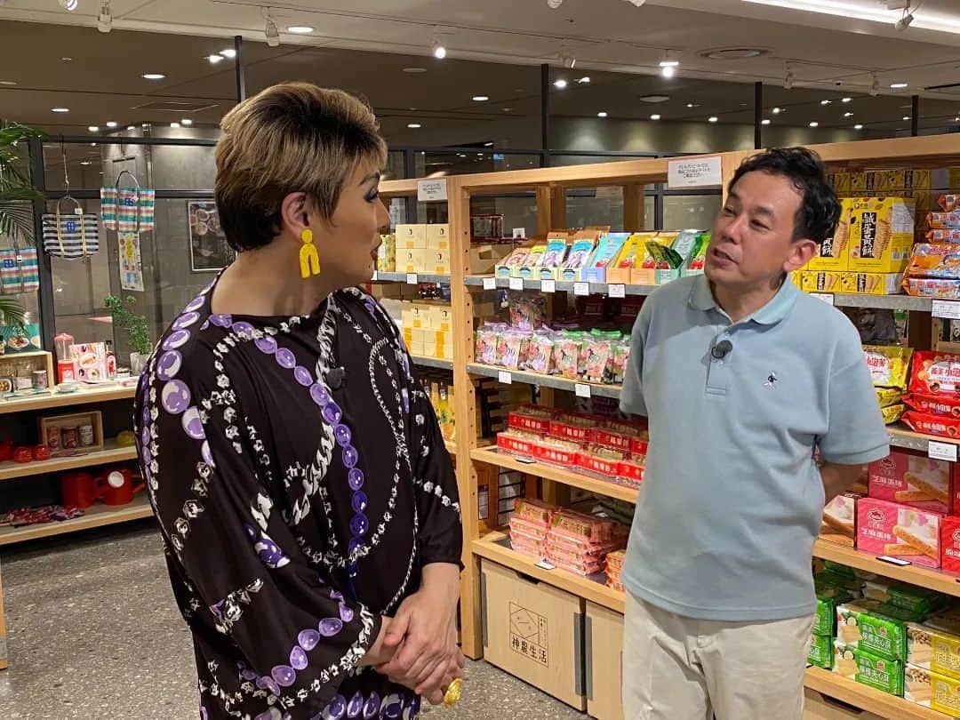 ナジャ・グランディーバstaffさんのインスタグラム写真 - (ナジャ・グランディーバstaffInstagram)「今週も#ウラナジャ 始まります🙋  今回のウラナジャは 「あべのハルカス」に入る 近鉄百貨店１０階・台湾フロアです。  ナジャさんは大好きなパイナップルケーキを食べ比べ！ また女性に大人気の台湾雑貨も紹介しますよ  #ウラウラ #浦川泰幸 #ナジャ・グランディーバ #あべのハルカス #あべのハルカス近鉄本店 #神農生活」10月9日 9時40分 - nadja_grandiva_staff