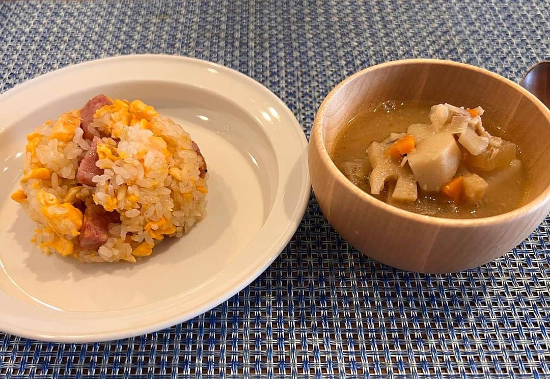 中澤裕子のインスタグラム：「⭐︎⭐︎  ⭐︎旦飯⭐︎  休日は ご飯を作ってくれる夫。 今朝の朝ごはんは、炒飯と昨夜の豚汁。 めちゃくちゃ美味しーっ。 作ってもらえるご飯って、幸せ！  青木家（ @blueriveraoki ） の可愛い大好きな奥ちゃまから頂いた 雲仙ハムを炒飯にいっぱい。 パンの先生（ @okitapan ） から頂いた秋の食材 蓮根を豚汁にたっぷりと。  パンの先生が繋いでくれたご縁で 我が家の食卓は潤い賑わってます😊  #雲仙ハム大好きな娘 #また伊万里に行きたい私 #パンが食べたい我が家 #人気で予約が取れないパン教室」