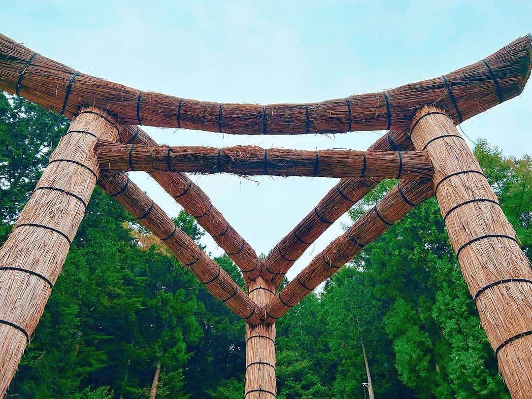 井上幸太郎のインスタグラム：「不二阿祖山太神宮。 神社庁非公認の富士王朝の痕跡。 大人の遠足行ってきた。  #不二阿祖山太神宮 #三本柱鳥居 #宮下文書 #元主一太御神 #真の高天原？」