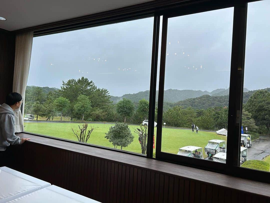 うえたけのインスタグラム：「今日は #森町 でお仕事です⛳️ ゴルフコンペ🏌️ あいにくの雨ですが皆様楽しまれてるので心は晴れです☀️ 控室VIP過ぎて角っちょのみ使ってます🤣  #ザフォレストカントリークラブ」