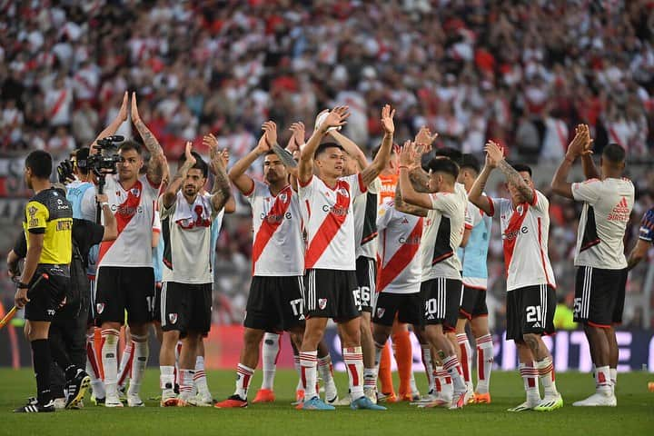 ロヘリオ・フネス・モリのインスタグラム：「Gran triunfo en casa!!! Gracias a toda la gente por estar siempre. VAMOS RIVER🤍❤️🤍」