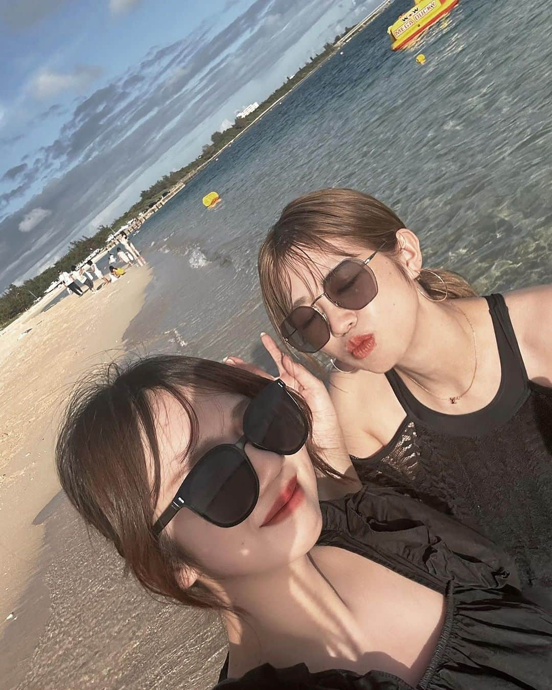 武井玲奈のインスタグラム：「. Me You & cousin👭🌻  最近、週1一緒に いる気がする🤭🤭  #trip #okinawatrip  #ママスタグラム #産後 #miyakojima #帰省」