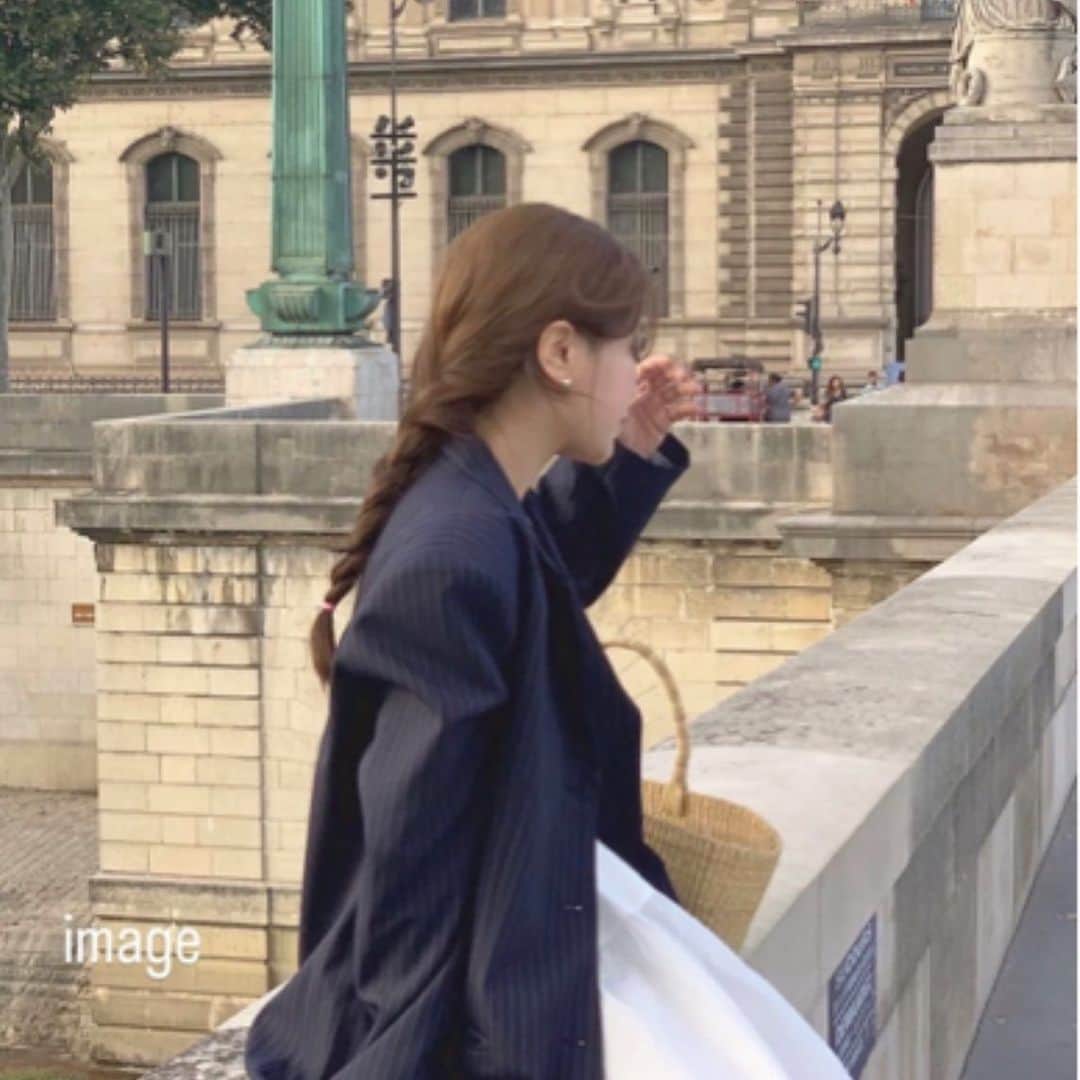 古賀美紀のインスタグラム：「ット、バングカット顔まわり単品メニューは DMからのご予約になります✂︎  希望のお日にち時間帯、フルネーム、お電話番号記入📝  10日(火)13日(金) スムーズにご案内できます♡  14日(土) ※DMのみ10:15ご予約可能 16:00 （17:30ケアカラーのみ）  15日(日) 10:30/11:30/12:30 16:00/16:30/17:00 （17:30ケアカラーのみ）  17日(火) 12:30/14:00/14:30 15:00/16:30/18:00 （18:30ケアカラーのみ）  18日(水) 13:30/14:00/14:30 15:30/16:30  20日(金) 11:30/12:00/13:00 13:30/14:00/15:30/16:00  ----------------------------------------- 　※ご予約するお客様へ※ 前日の夜 "21:00"以降の前日キャンセルは お控えください🥲 当日の日にち変更、二重予約は、お控えください🙇‍♂️ 無断キャンセルした方は （次回shima全店舗含めご来店時に30%キャンセル代頂きます） ご連絡の無しの15分遅れの場合30%キャンセル料頂きますので、 遅れそうな場合は、お店にご連絡お待ちしてます🥺 仕事中Dm'は気付きませんので🙇 ------------------------------------------  #韓国ヘア　#淡色女子 　#韓国インテリア」
